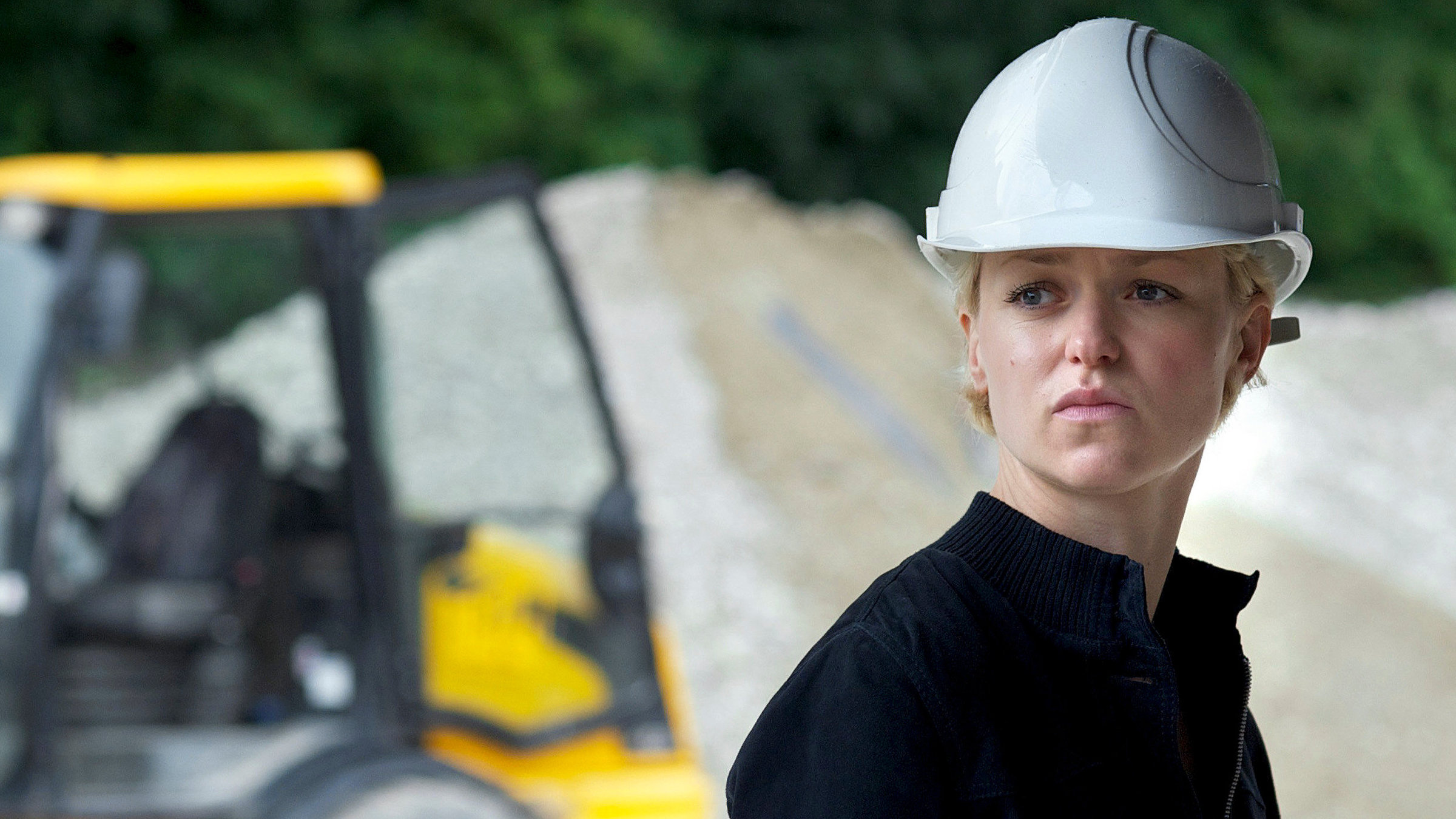 "Gestern waren wir Fremde": Sophie (Lisa Wagner) ist eine selbstbewusste, zielstrebige junge Bauingenieurin, die es versteht, sich in der Männerwelt durchzusetzen.