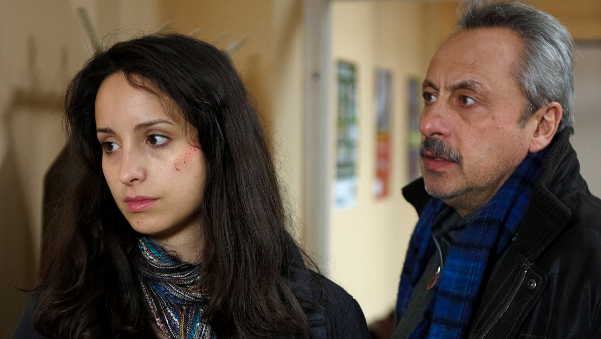 "Stubbe - Von Fall zu Fall - Sonnenwende": Kommissar Stubbe (Wolfgang Stumph) und seine Tochter Stephanie (Stephanie Stumph) stehen in einem Flur.