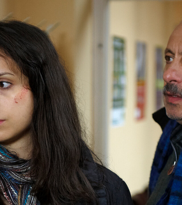 "Stubbe - Von Fall zu Fall - Sonnenwende": Kommissar Stubbe (Wolfgang Stumph) und seine Tochter Stephanie (Stephanie Stumph) stehen in einem Flur.