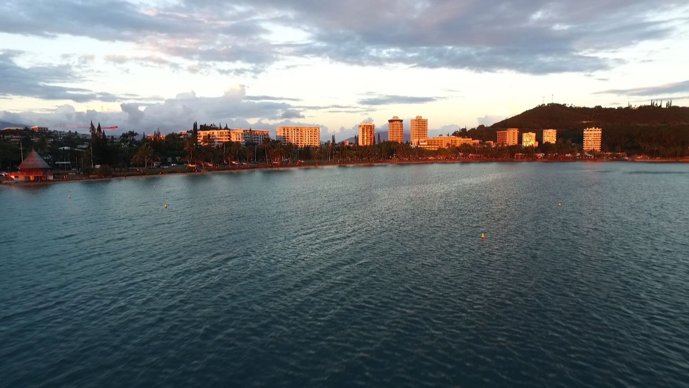 "Reisen in ferne Welten: Neukaledonien - Unbekanntes Südseeparadies": Panoramablick auf die Hauptstadt Noumea.