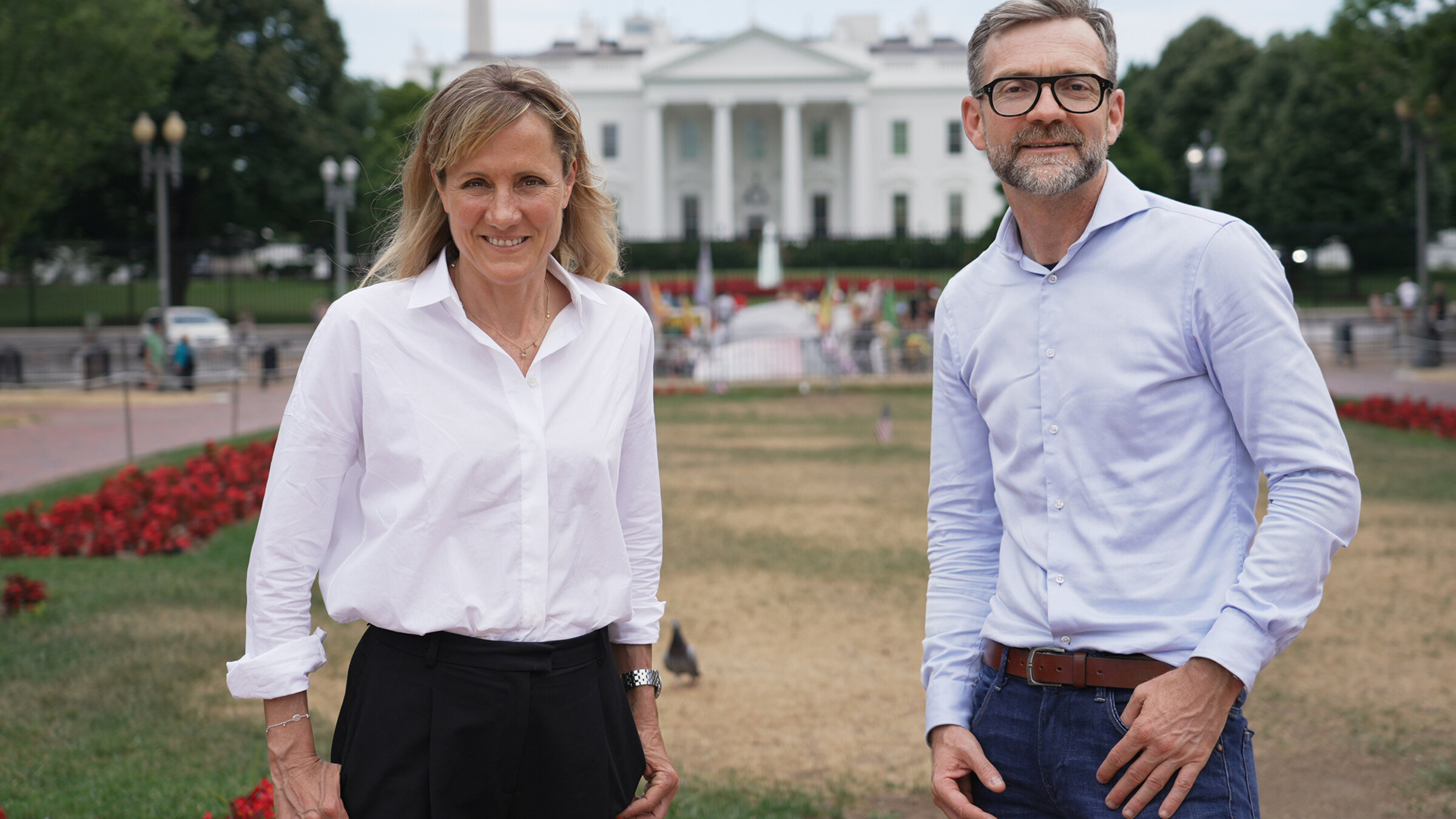 "America, let’s talk: Die USA vor den Wahlen (4/5) - Texas: Von Windrädern, Waffen und Migranten": Barbara Lüthi und Peter Düggeli vor dem Weissen Haus, Washington.