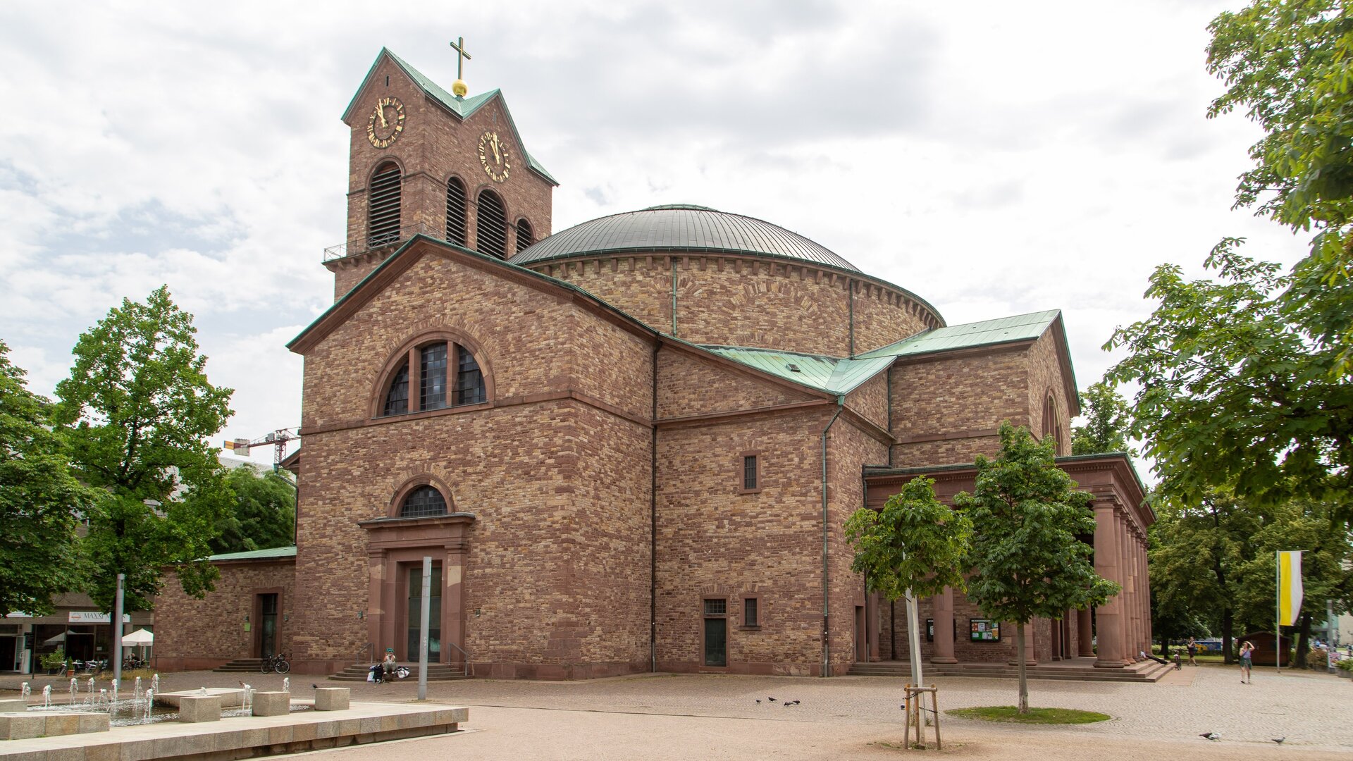 "Katholischer Gottesdienst - Fürchtet euch nicht": Außenaufnahme der Pfarrkirche St. Stephan in Karlsruhe