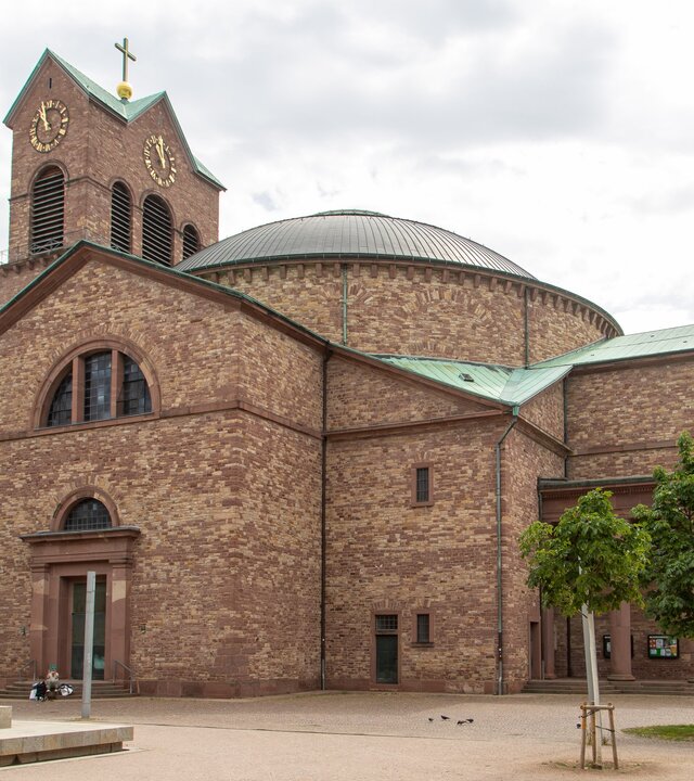 "Katholischer Gottesdienst - Fürchtet euch nicht": Außenaufnahme der Pfarrkirche St. Stephan in Karlsruhe