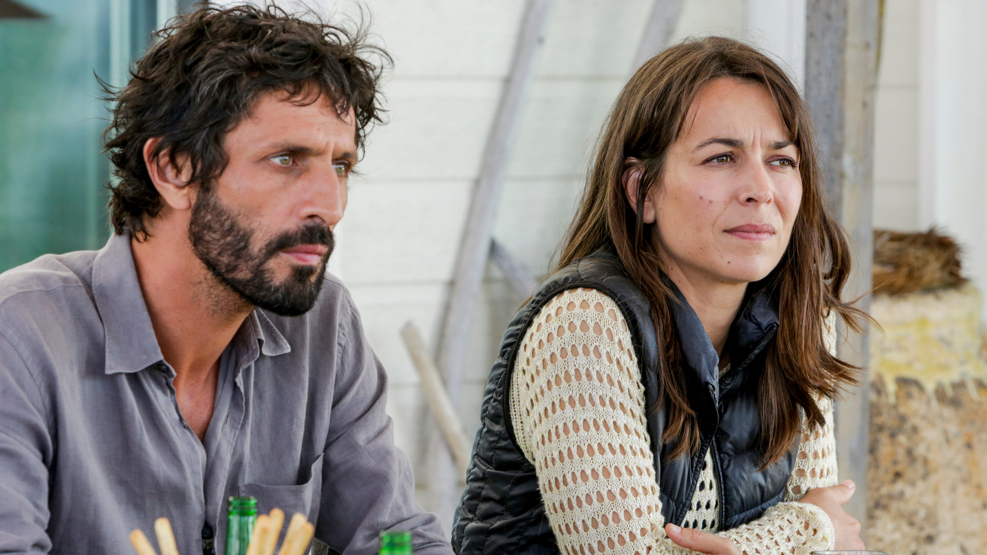 "The Last Wave - Aufstand": Lena Lebon (Marie Dompnier) und Ben Lebon (David Kammenos) sitzen nebeneinander und schauen in die Ferne.