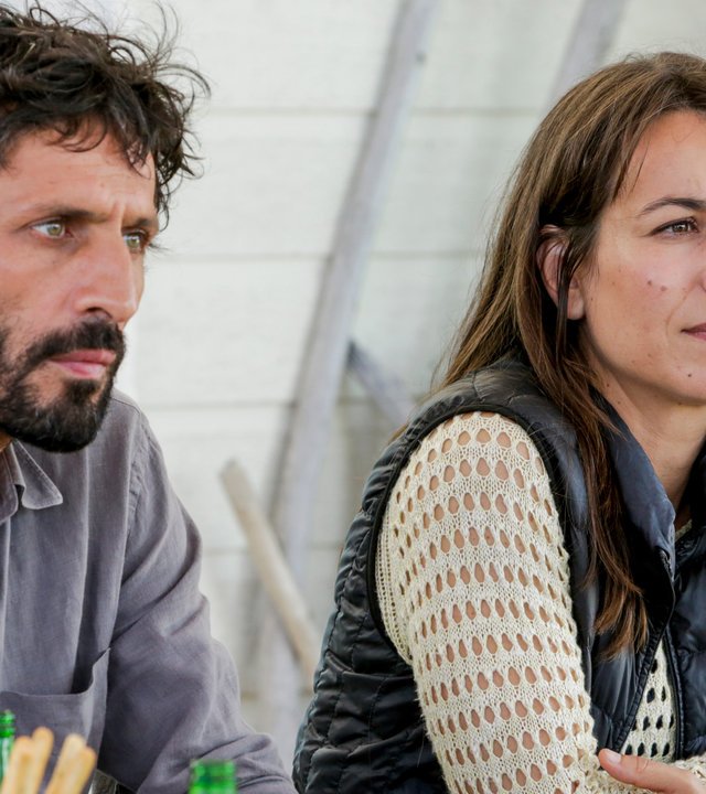 "The Last Wave - Aufstand": Lena Lebon (Marie Dompnier) und Ben Lebon (David Kammenos) sitzen nebeneinander und schauen in die Ferne.