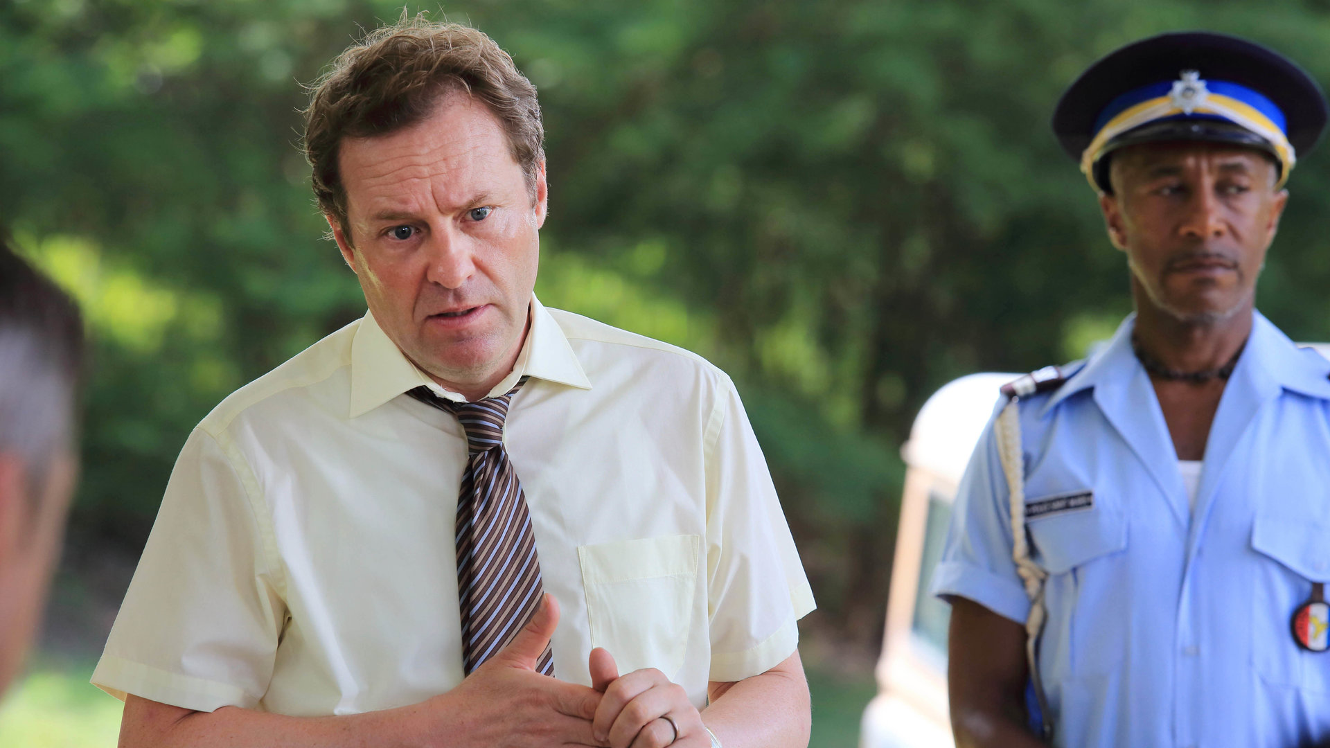 "Death in Paradise - Späte Rache": Großaufnahme DI Jack Mooney (Ardal O''Hanlon) und Dwayne (Danny John-Jules)