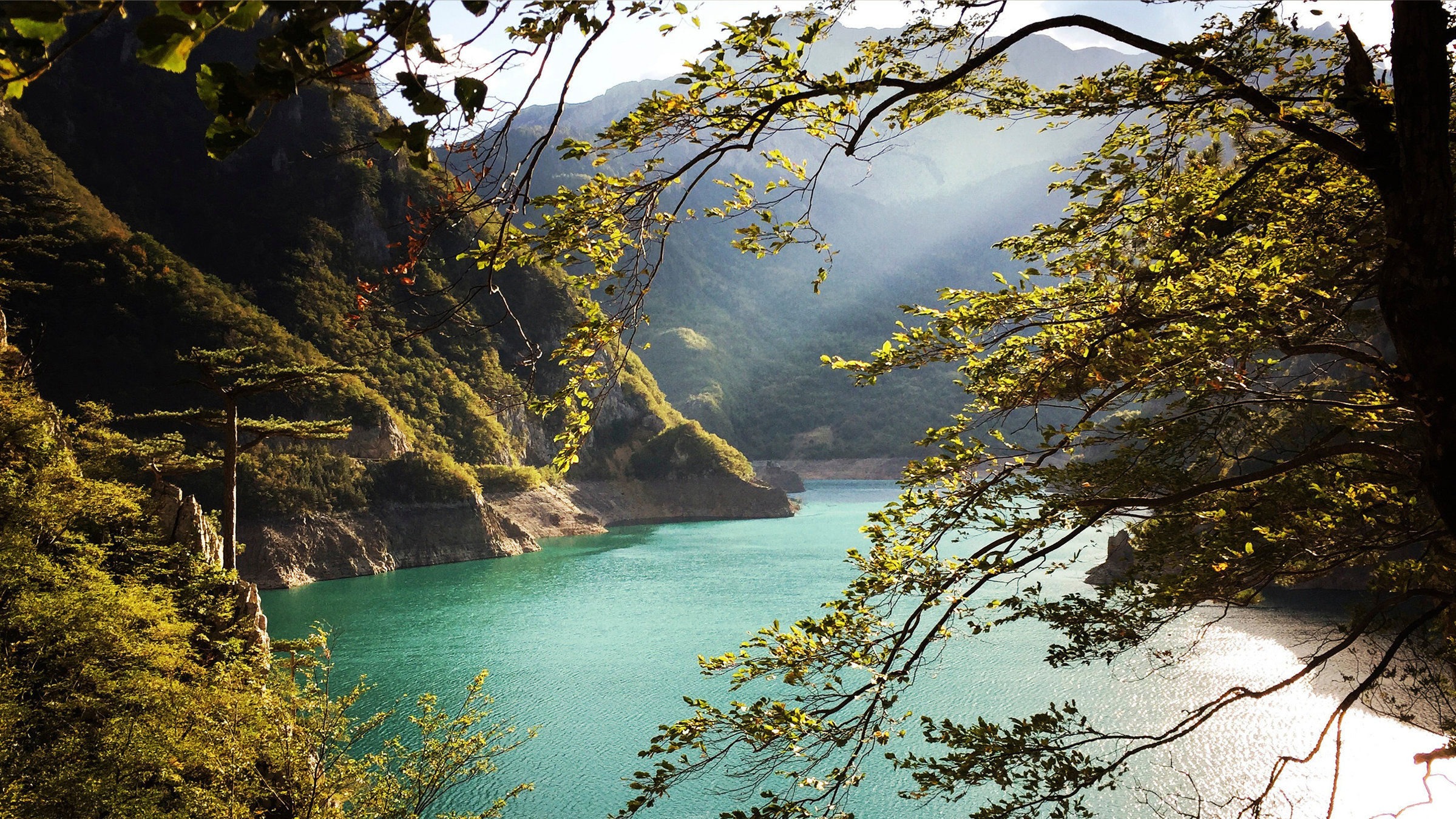 "Ostwärts - durch Montenegro": Blick auf einen See