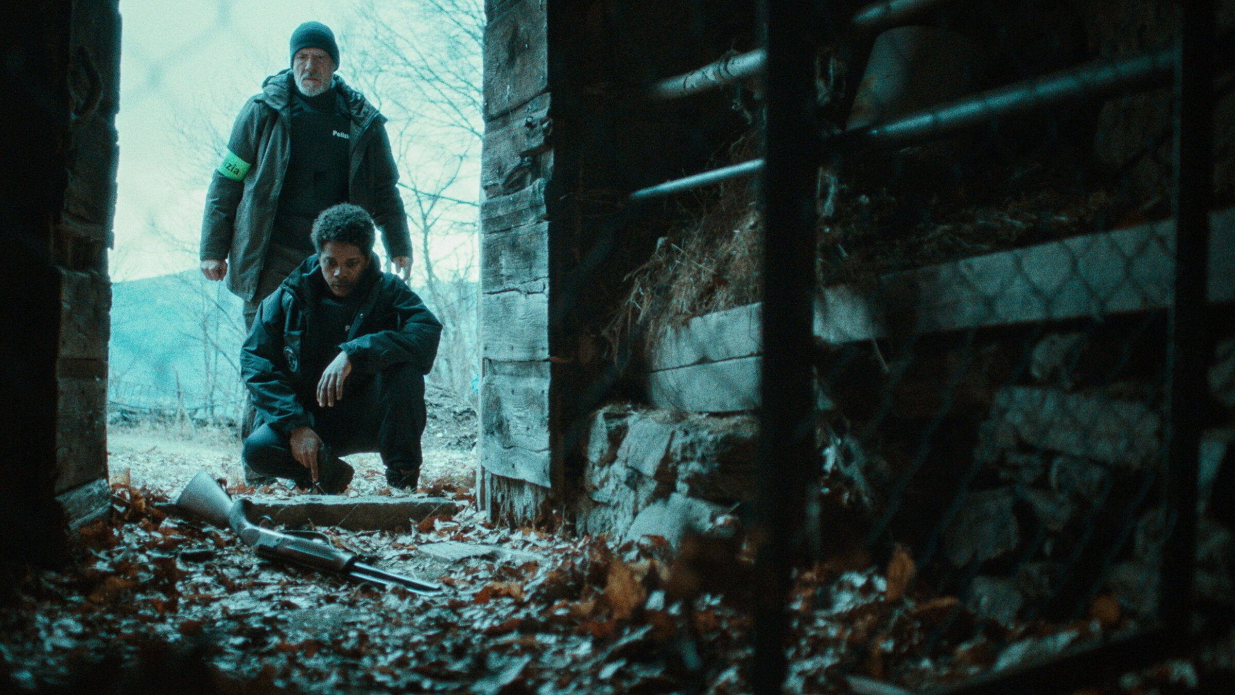 "Alter Ego (5/6)": Verräterische Blutspur: Gian Marco Tognazzi (stehend) als Kommissar Leonardo Blum, Marcos Piacentini als Samuel Donati.