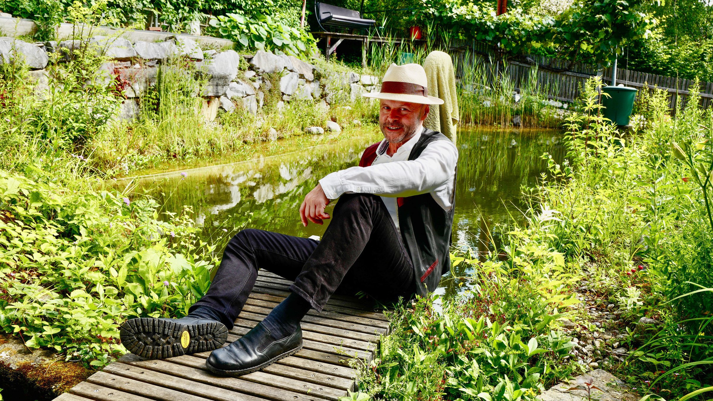 "Natur im Garten - Ein Künstler-Garten in Graz": Kabarettist und Komponist Jörg-Martin Willnauer in seinem Garten am Stadtrand von Graz.