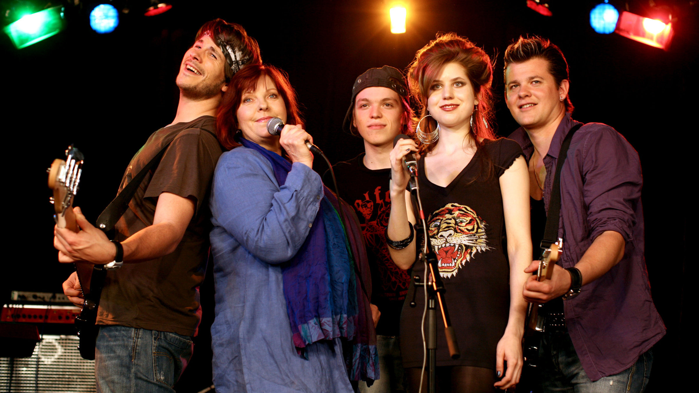 "Oben ohne - Vorstadt Blues":  (v.li.): Philip Leenders (James Horrowitz), Elfi Eschke (Sarah Horrowitz), Bruno Weinek (Ted), Nora Heschl (Judith Schnabel), Gernot Pachernigg (Joe).