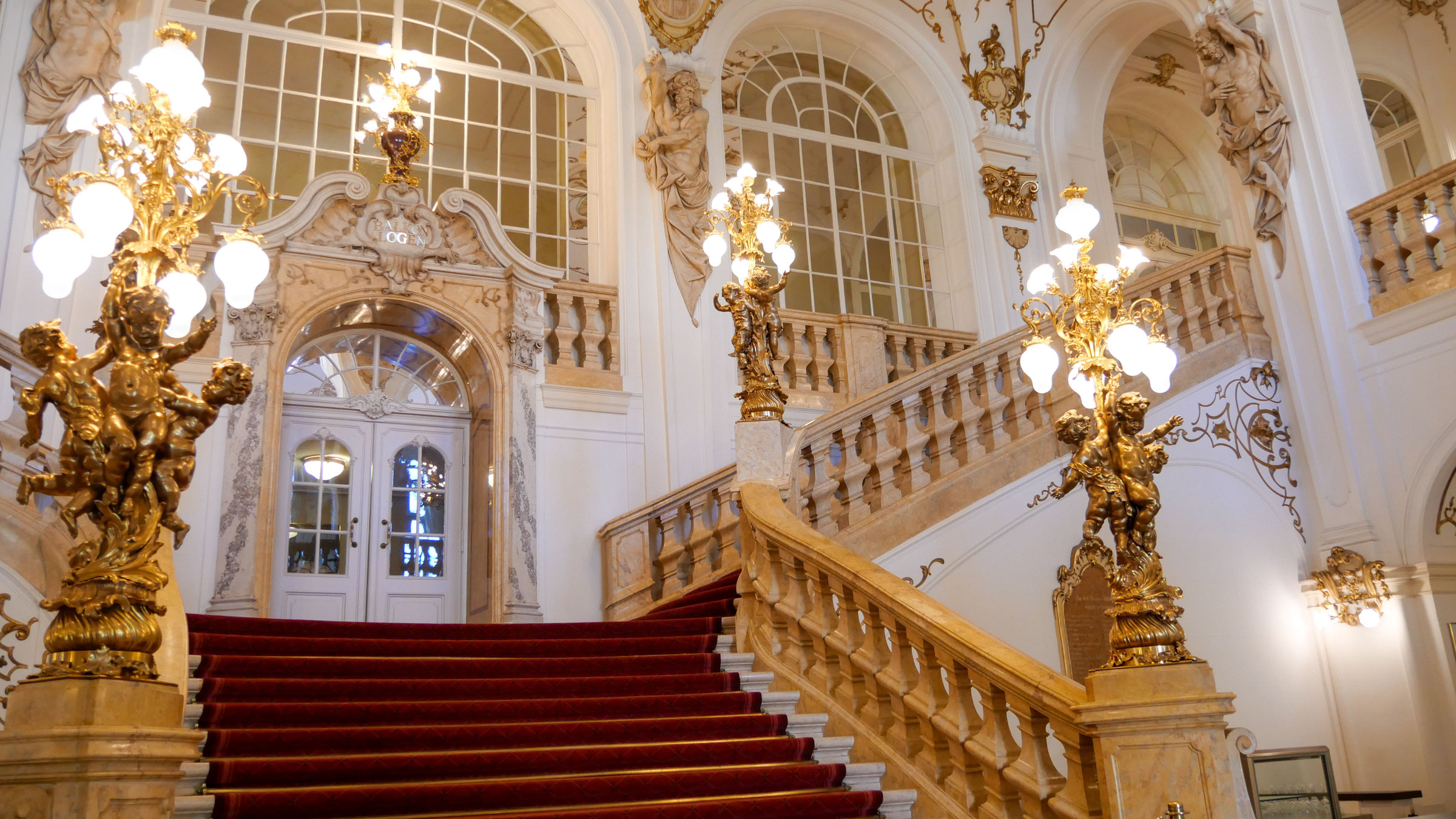 "Eine Stufen-Reise - Treppen im Wandel der Zeit": Die Treppe in der Grazer Oper.