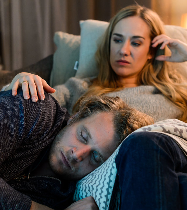 "Bettys Diagnose - Liebe und Leidenschaft": Auf der Couch in einem Wohnzimmer - Oliver Weiss (Alexander Koll) ist auf dem Schoß seiner Frau Betty Weiss (Annina Hellenthal) eingeschlafen.