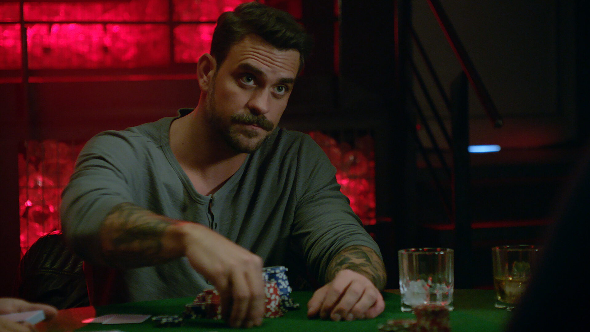 "Notruf Hafenkante - Falsches Spiel": Großaufnahme von Kris (Marc Barthel): Er sitzt in einem Club an einem Pokertisch.