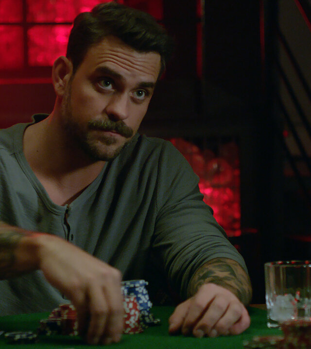 "Notruf Hafenkante - Falsches Spiel": Großaufnahme von Kris (Marc Barthel): Er sitzt in einem Club an einem Pokertisch.