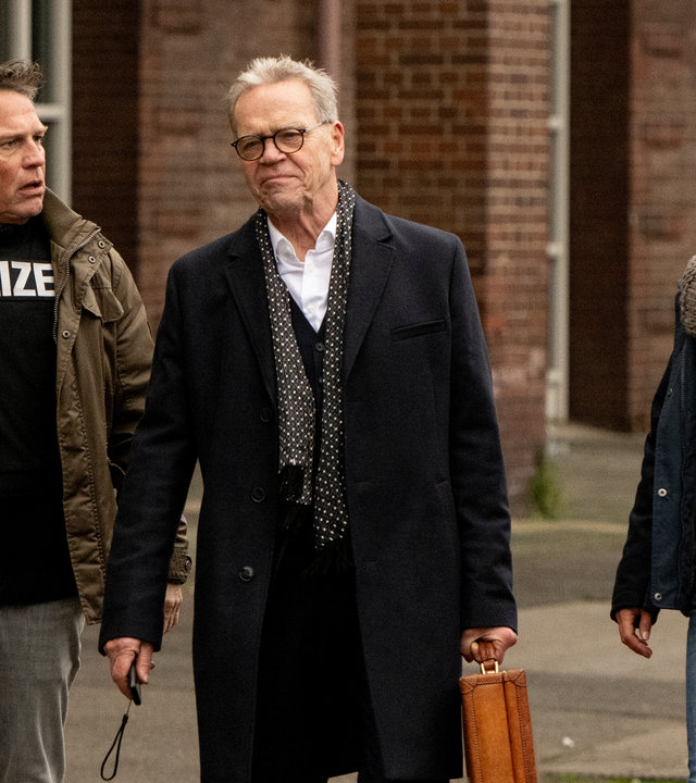 "SOKO Köln - Der Pakt": Auf einer Straße laufen nebeneinander Karl A. Wieland (Jürgen Heinrich), Ermittler Matti Wagner (Pierre Besson) und Lilly Funke (Tatjana Kästel). Die Kommissare sehen Karl A. Wieland fassungslos an. Dieser sieht nach vorne und hält einen Koffer in der linken Hand.