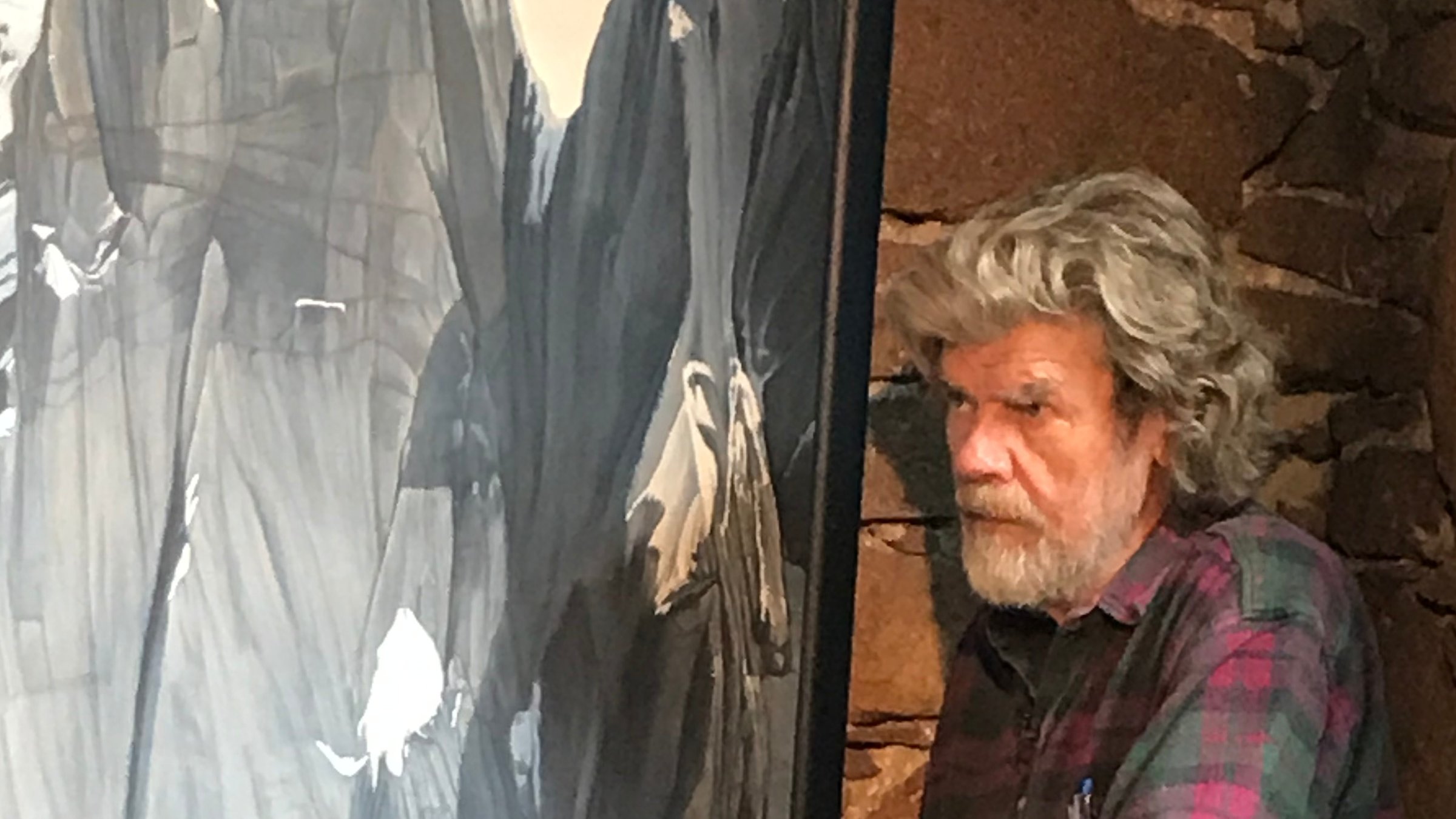 "Mythos Cerro Torre - Reinhold Messner auf Spurensuche": Reinhold Messner (neben einem Gemälde des Cerro Torre) begibt sich auf Spurensuche nach Patagonien, um den Mythos Cerro Torre zu entzaubern.