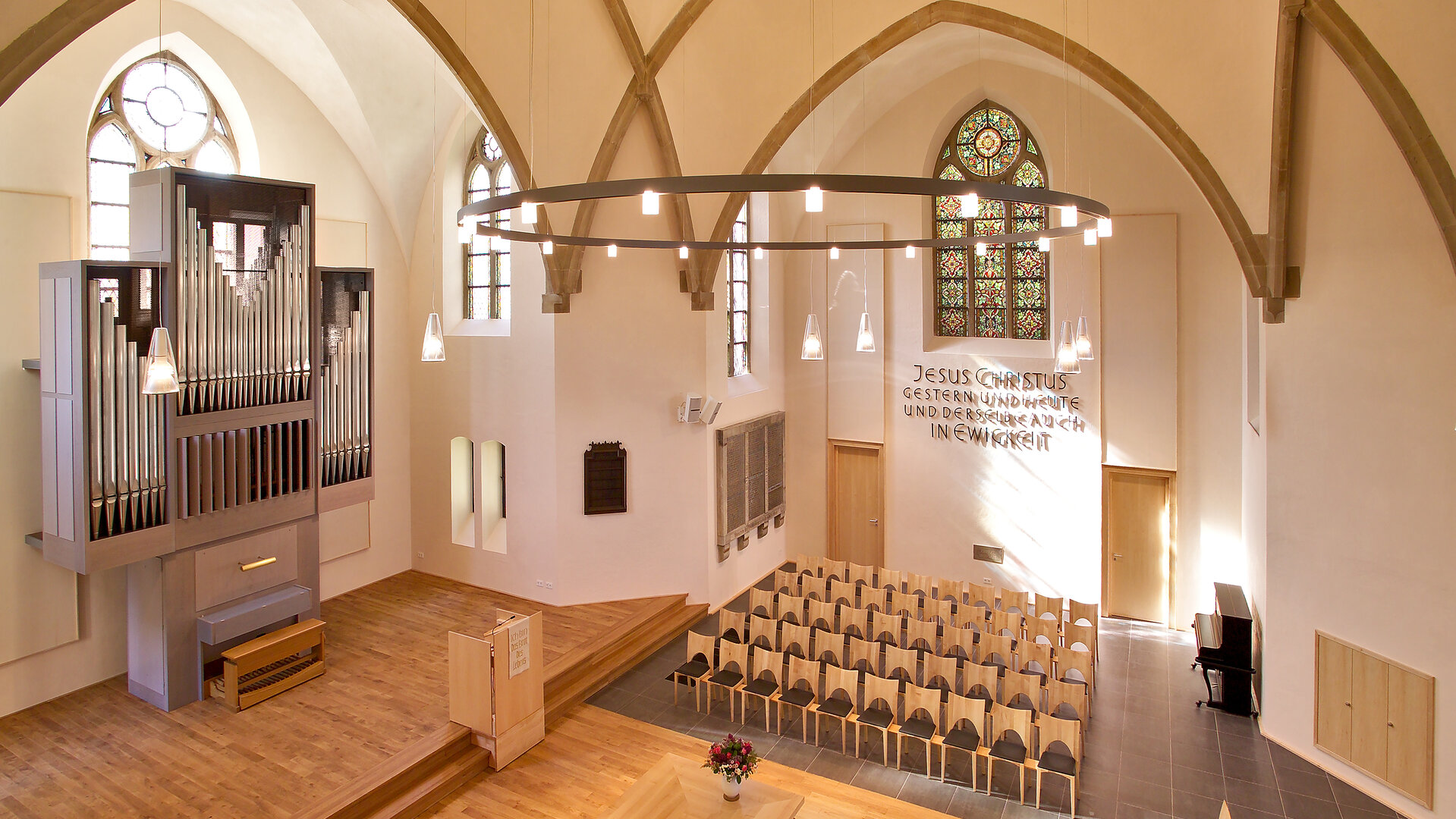 "Evangelischer Gottesdienst - Das perfekte Geschenk": Blick von schräg oben in den lichtdurchfluteten Innenraum der Petrikirche in Herford. Der Boden und das Gestühl sind in hellem Holz gehalten, die schmucklosen Wände sind weiß gestrichen, die moderne Orgel an der Seite ist aus silbergrauem Metall.