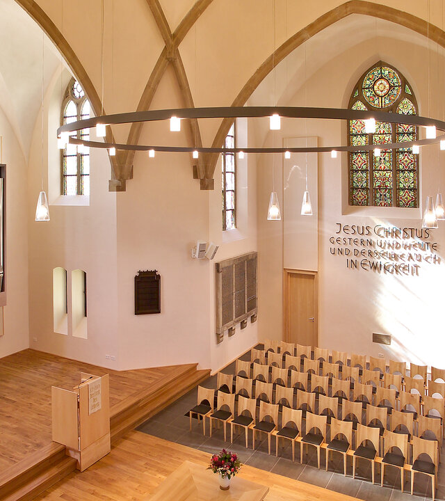 "Evangelischer Gottesdienst - Das perfekte Geschenk": Blick von schräg oben in den lichtdurchfluteten Innenraum der Petrikirche in Herford. Der Boden und das Gestühl sind in hellem Holz gehalten, die schmucklosen Wände sind weiß gestrichen, die moderne Orgel an der Seite ist aus silbergrauem Metall.