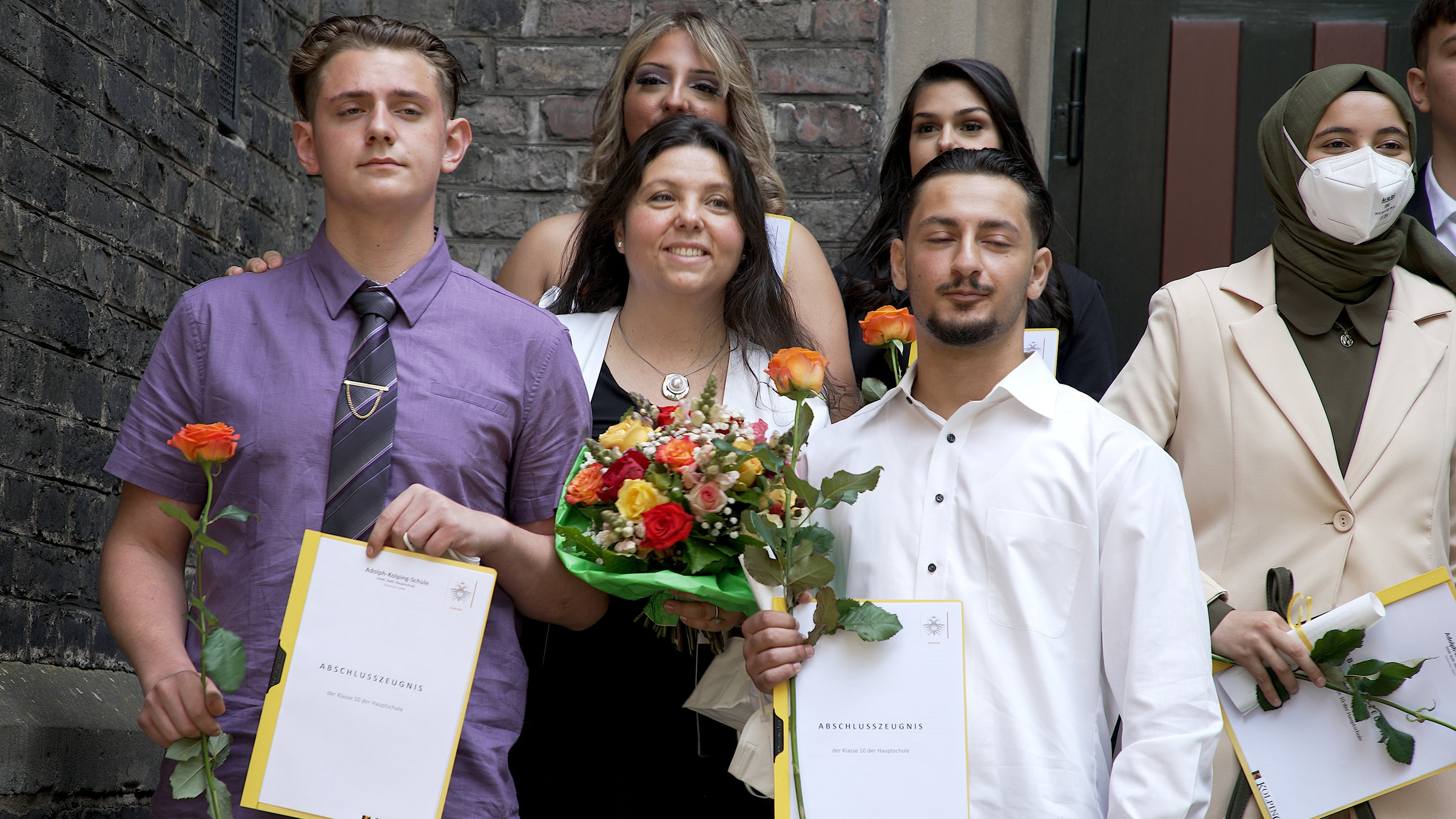 "37° Abgestempelt - Hauptschüler*innen kämpfen um Ihre Zukunft": Dominik, Skalett und Shahd nach der Übergabe der Zeugnisse.