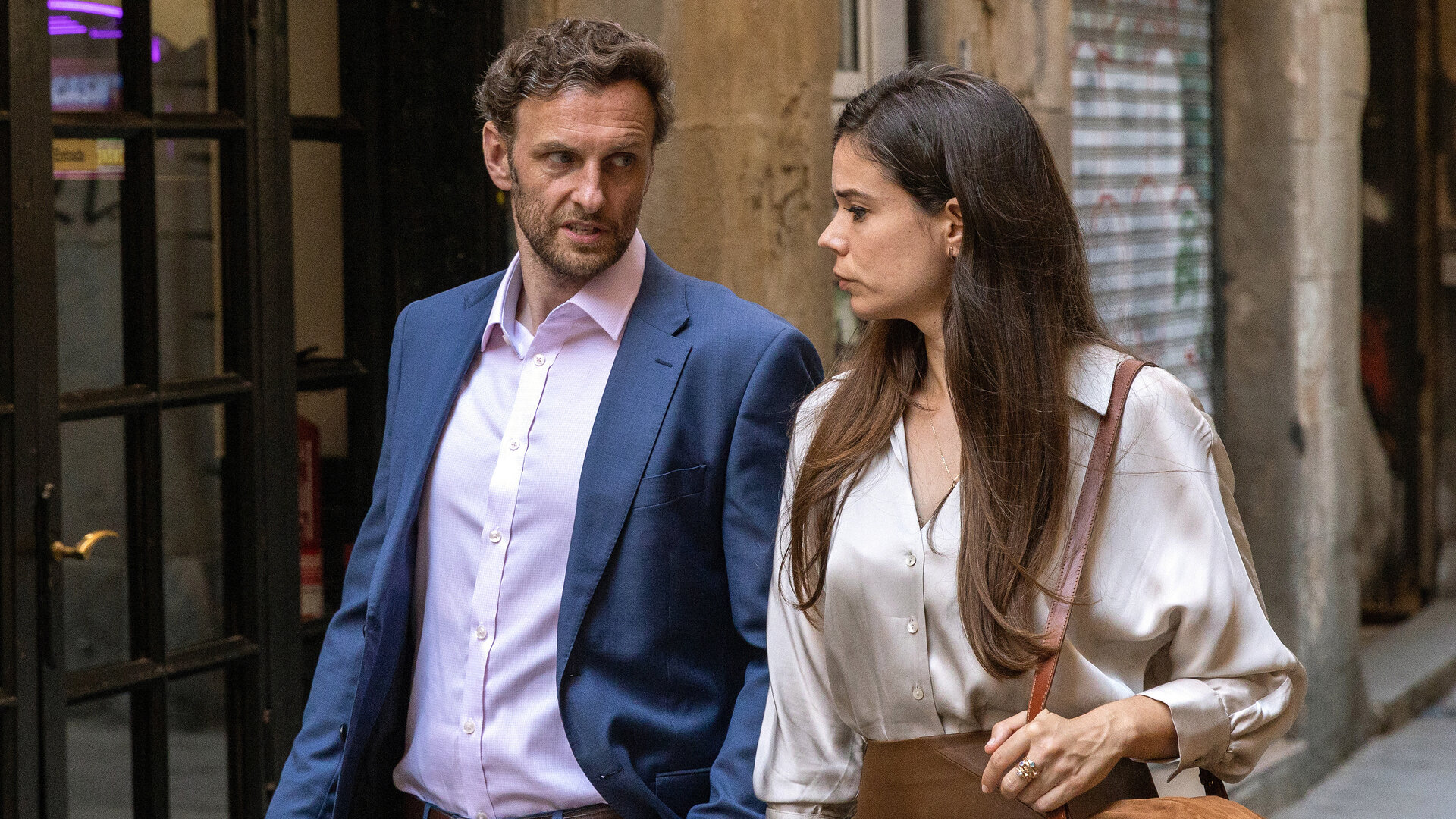 "The Diplomat - Väter und Söhne": Sam Henderson (Steven Cree) und Mariona Cabell (Laia Costa) gehen gemeinsam die Straße entlang und unterhalten sich.