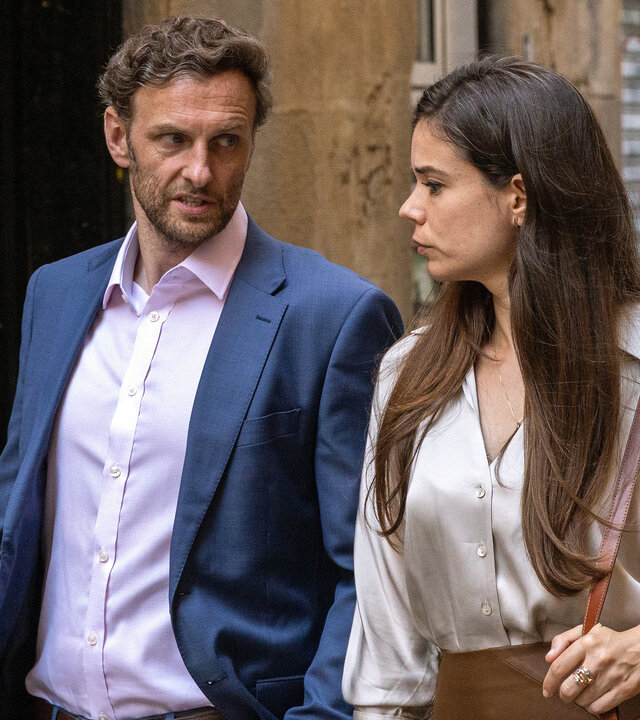 "The Diplomat - Väter und Söhne": Sam Henderson (Steven Cree) und Mariona Cabell (Laia Costa) gehen gemeinsam die Straße entlang und unterhalten sich.