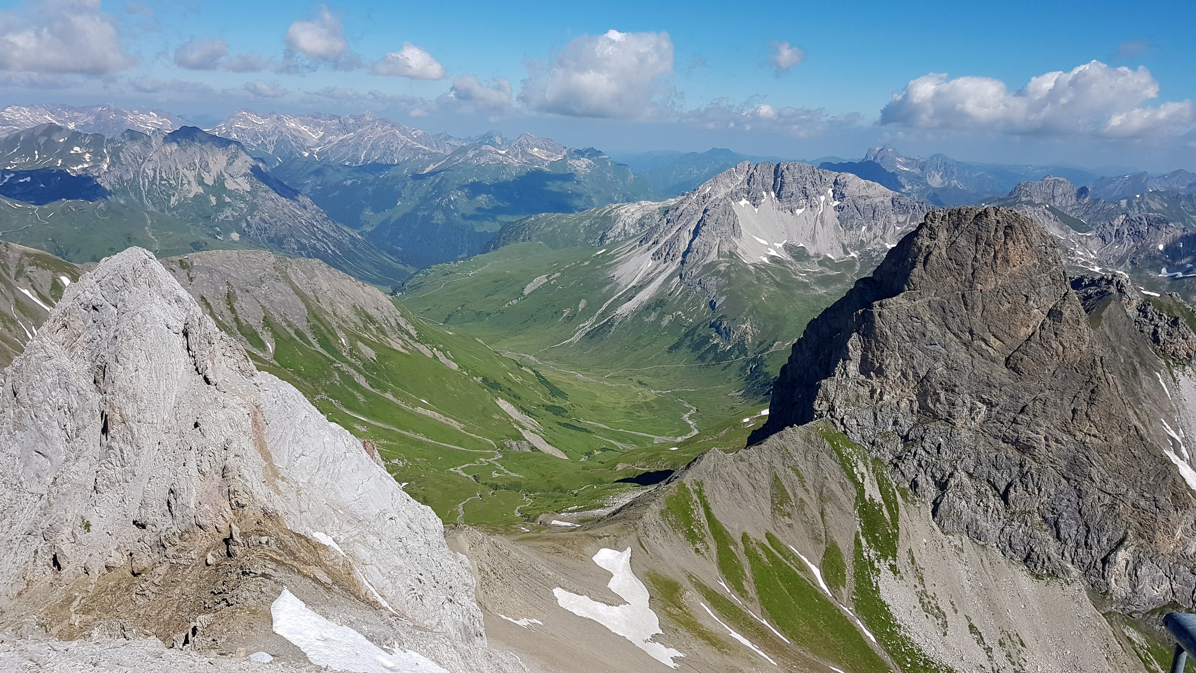 "St. Anton am Arlberg mit Peter Habeler": Gemeinsam mit dem Alpinisten Peter Habeler begibt sich "Land der Berge" auf einen filmischen Streifzug durch die atemberaubende Bergwelt St. Antons mit seinen Almhütten und Klettersteigen, bis hin zu den Anfängen des Skifahrens.