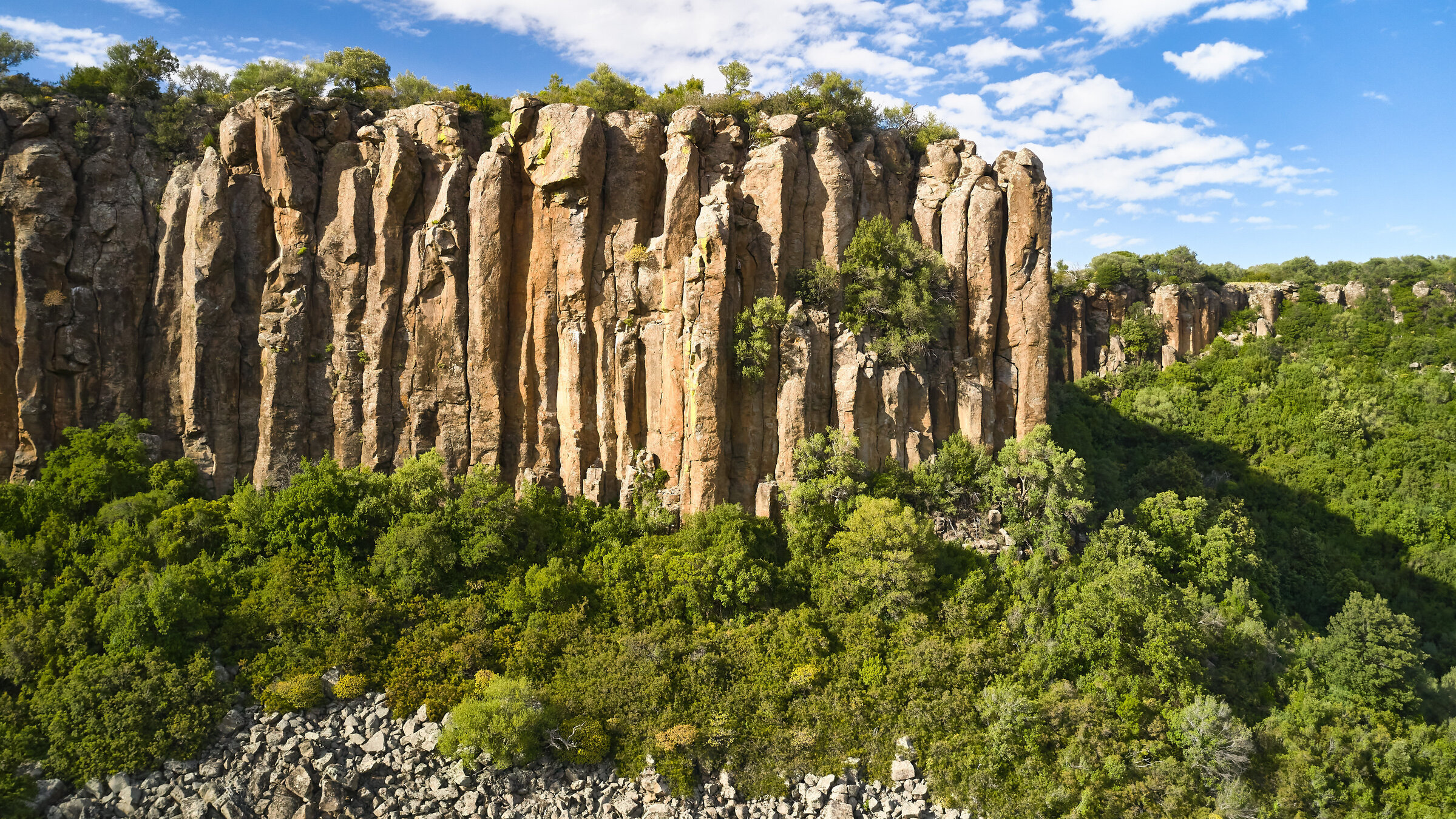 "Sardinien - Arche aus Stein": Basaltsäulen an der Ostküste Sardiniens.