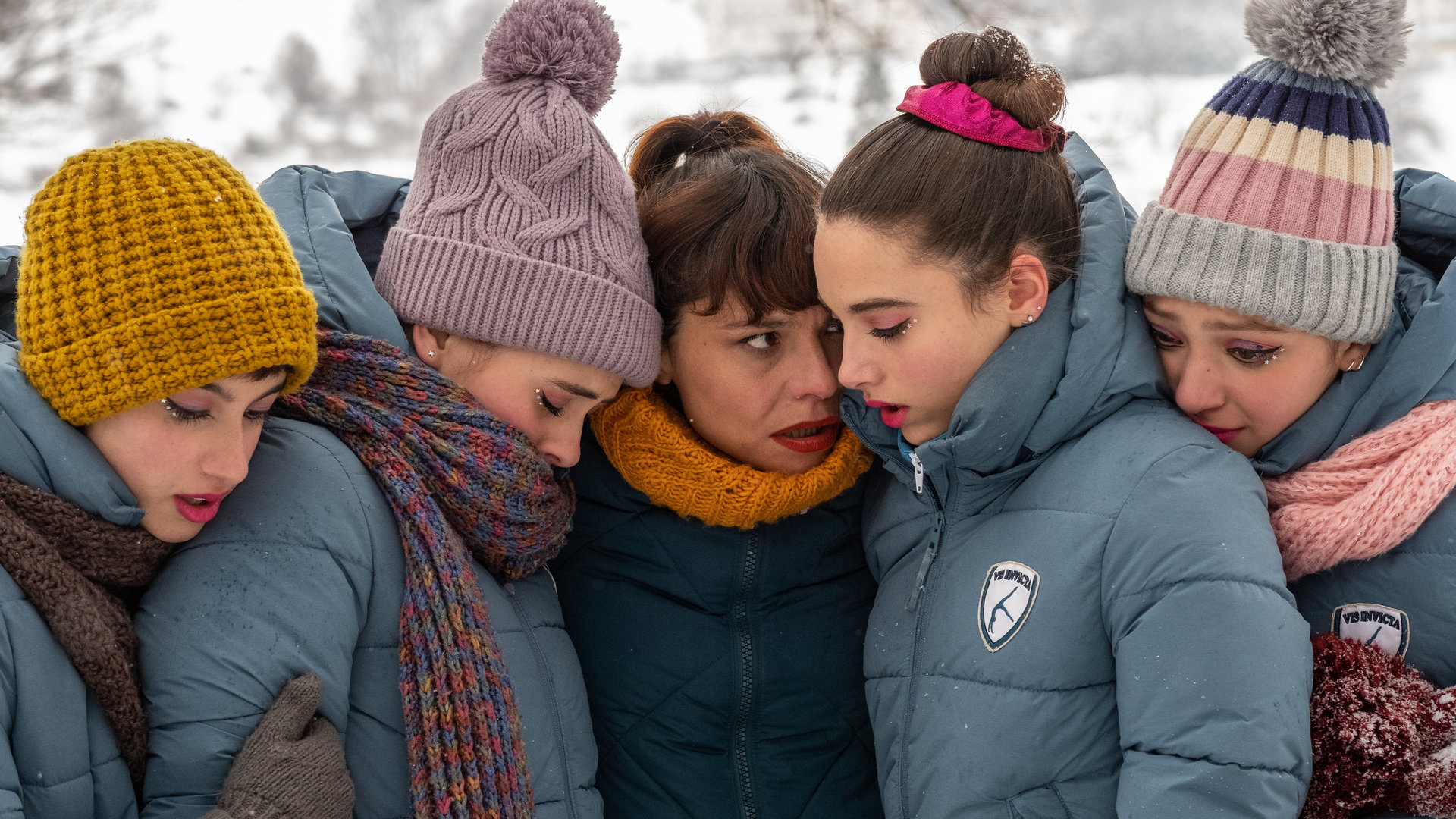 "The Gymnasts: Samstag": In der Kälte des verschneiten Wintermorgens und im Schock rücken die Turnerinnen Martina (Alessia De Falco), Carla (Giada Savi), Nadia (Federica Cuomo), Anna (Giada Pirozzi) eng zusammen, mittendrin Trainerin Rachele (Antionia Truppo).