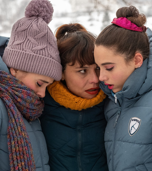 "The Gymnasts: Samstag": In der Kälte des verschneiten Wintermorgens und im Schock rücken die Turnerinnen Martina (Alessia De Falco), Carla (Giada Savi), Nadia (Federica Cuomo), Anna (Giada Pirozzi) eng zusammen, mittendrin Trainerin Rachele (Antionia Truppo).