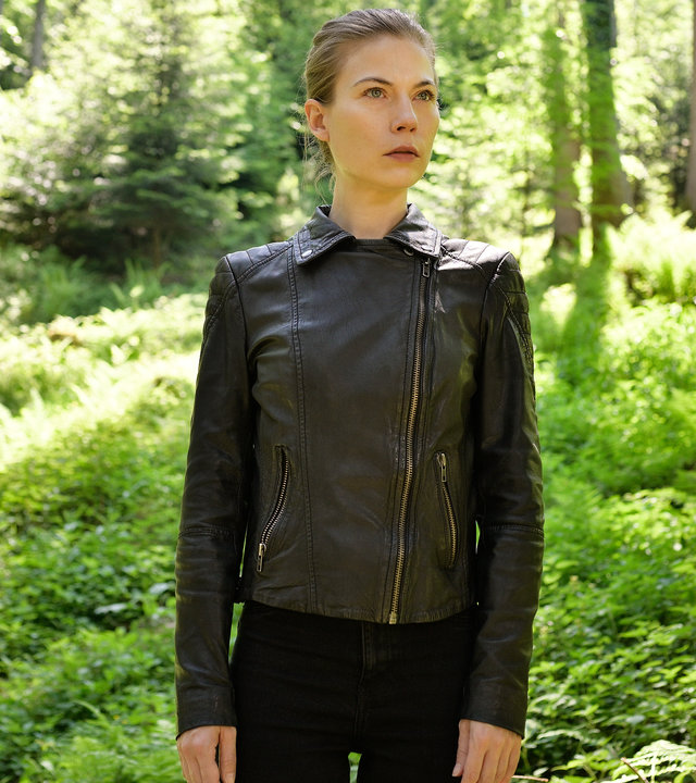 "Die Toten vom Bodensee - Unter Wölfen": Hannah Zeiler (Nora Waldstätten) steht auf einer Wiese im Wald.