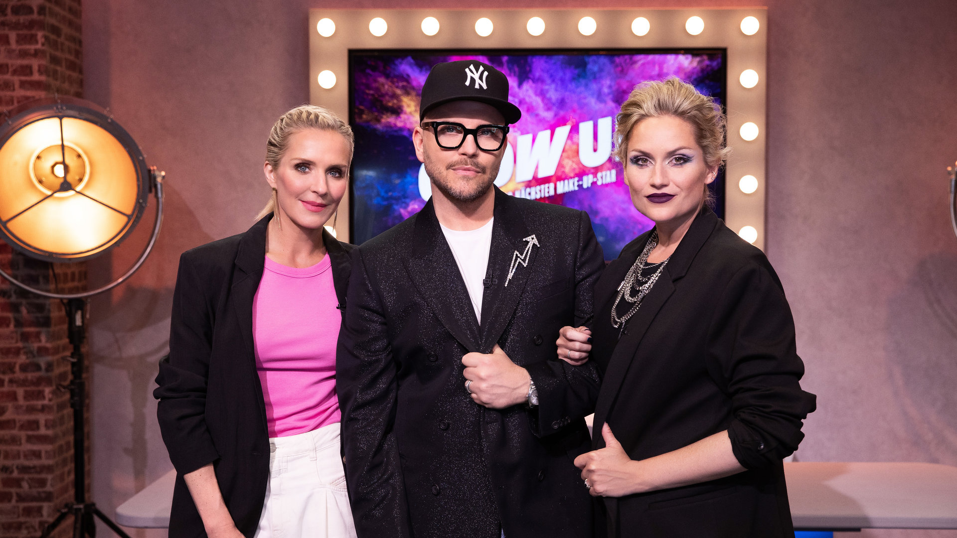 "Glow Up - Deutschlands nächster Make-up-Star: Special-Effects": Jurorin Loni Baur, Juror Armin Morbach und Gastjurorin Vanessa Davis im "Glow Up"-Studio.