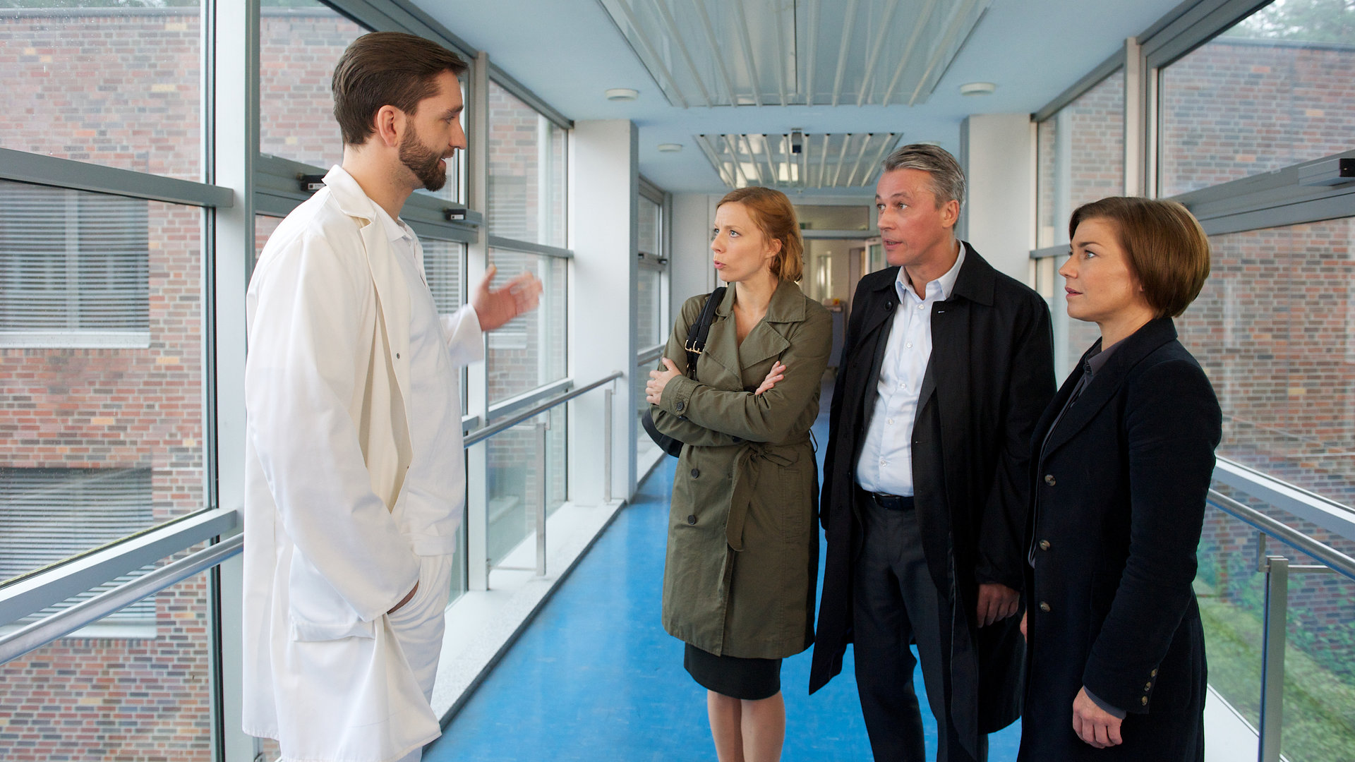 "SOKO Wismar - Bernd und Harry": Ein Arzt (Aaron Thiesse) spricht auf dem Krankenhausflur mit Lisa Becker (Inka Löwendorf), Karl Becker (Werner Eng) und Katrin Börensen (Claudia Schmutzler).