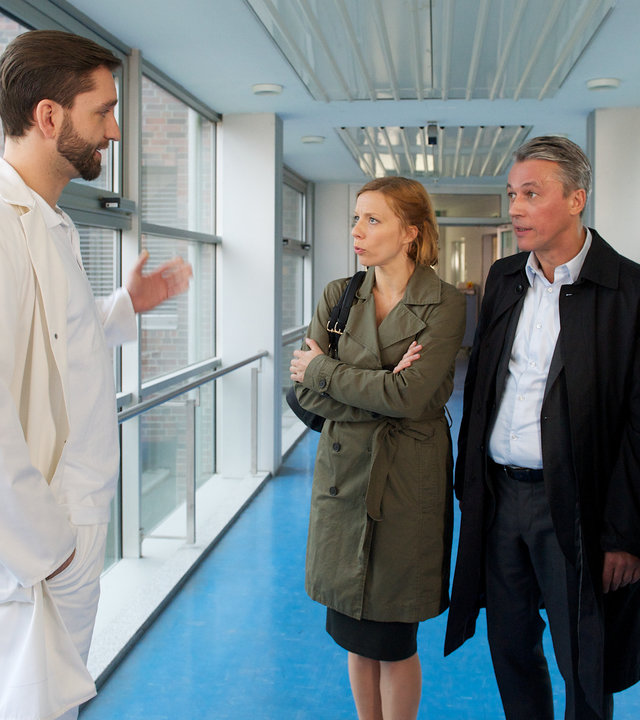 "SOKO Wismar - Bernd und Harry": Ein Arzt (Aaron Thiesse) spricht auf dem Krankenhausflur mit Lisa Becker (Inka Löwendorf), Karl Becker (Werner Eng) und Katrin Börensen (Claudia Schmutzler).