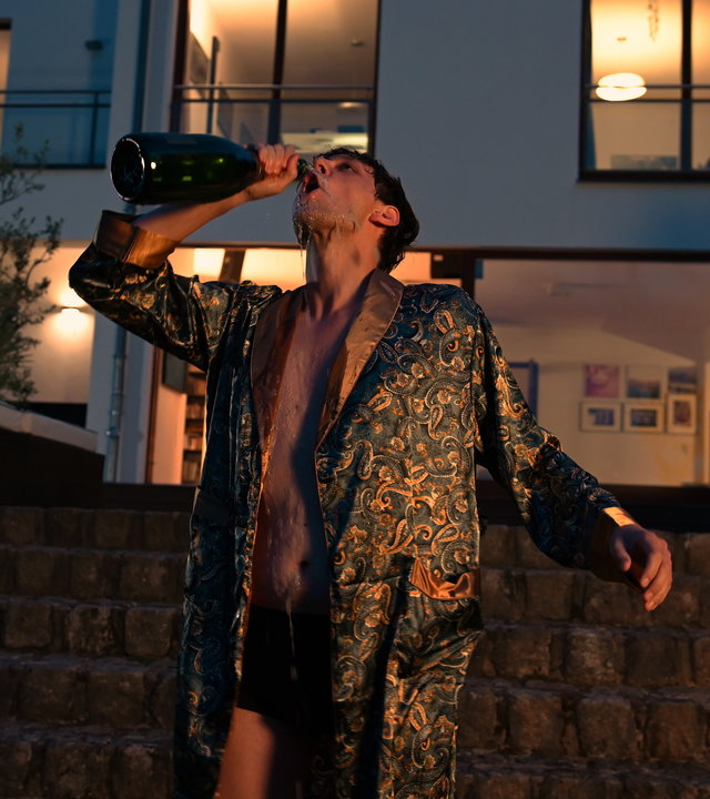 "SOKO Potsdam - Einmal Schlaatz, immer Schlaatz": Im Garten der Villa Roth steht Eiko Nehring (Franz Liebig) im Kimono und trinkt aus einer Champagnerflasche.