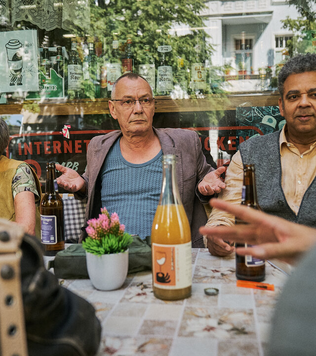 "Späti - Eat the Rich": Luna (Maja Bons), Marianne (Eva Weißenborn), Helmut (Torsten Michaelis), Rashid (Falilou Seck) und Konnopke (Alexander Finkenwirth) sitzen zusammen an einem Tisch vor dem Späti.