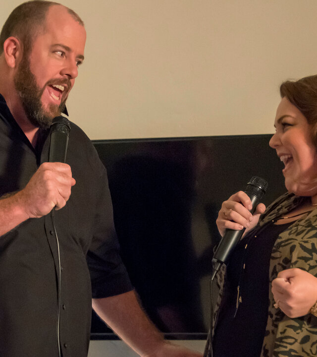 "This Is Us - Das ist Leben: Der Ratschlag eines Vaters": Toby Damon (Chris Sullivan) und Kate Pearson (Chrissy Metz) stehen nebeneinander und halten jeweils ein Mikrofon in den Händen. Sie blicken sich gegenseitig an.