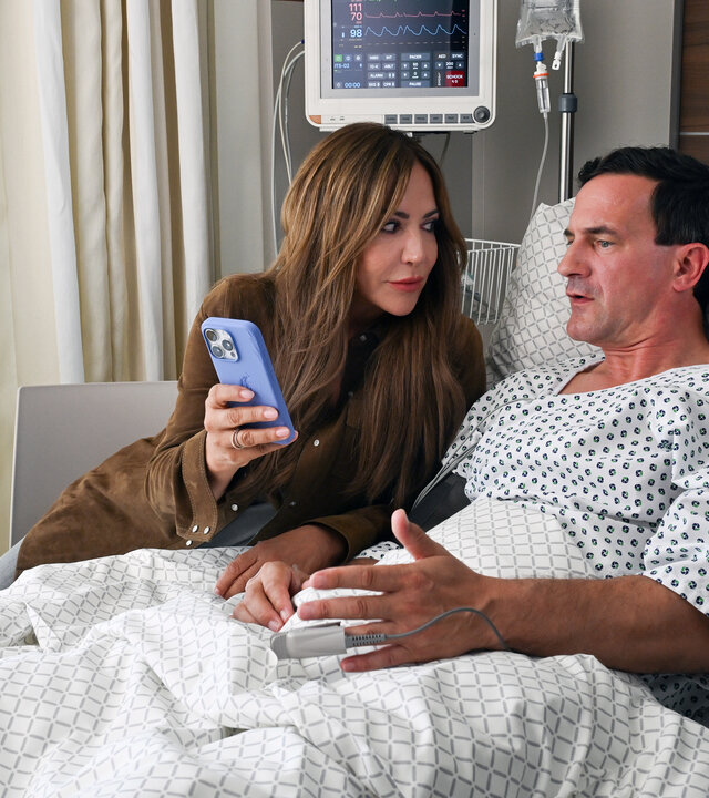 "Frühling - Vergiss mein nicht": Katja Baumann (Simone Thomalla) sitzt am Krankenhausbett von Friedel Gottwald (Sönke Möhring) und zeigt ihm etwas auf dem Handy, das sie in der Hand hält.