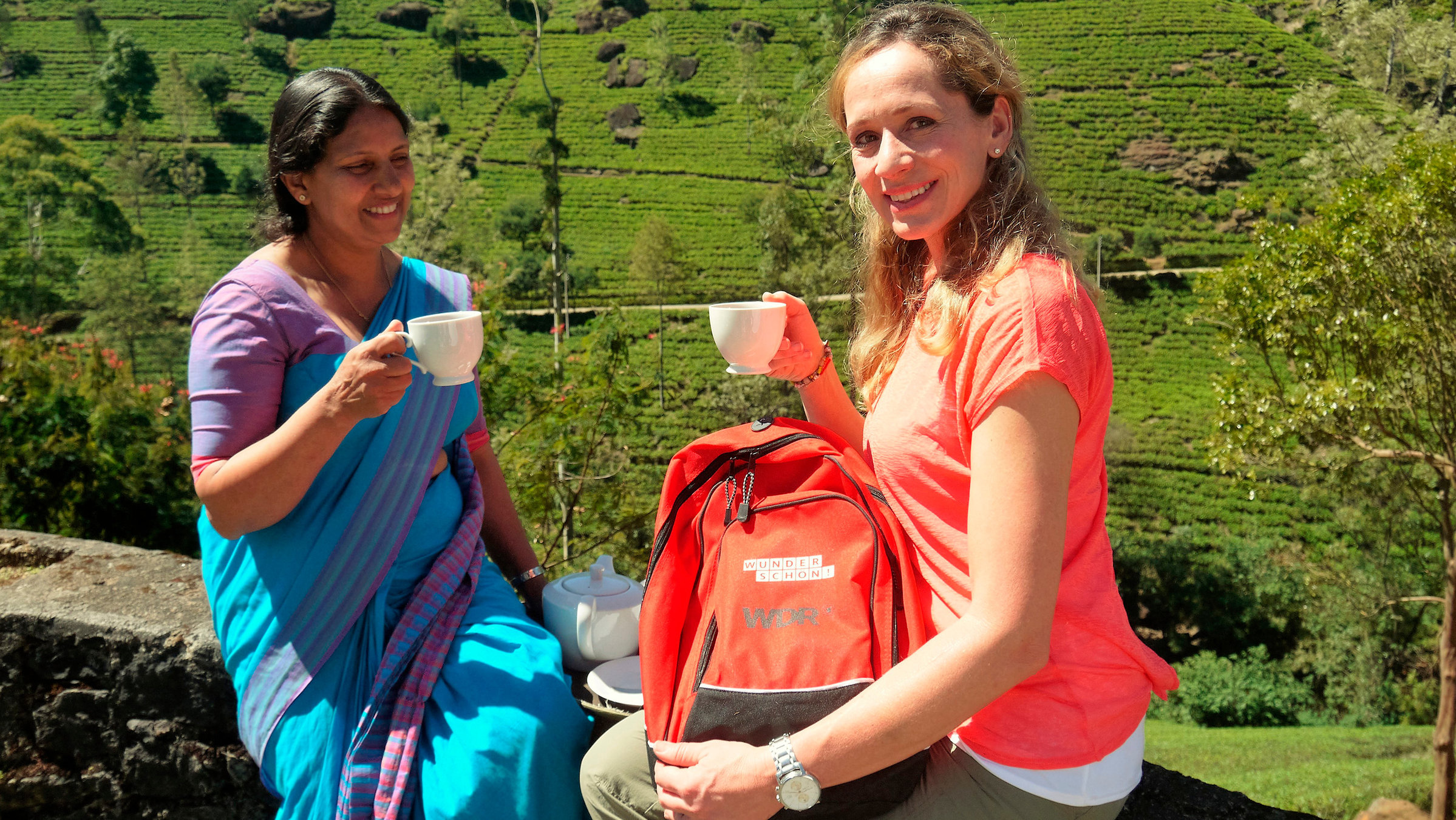 "Sri Lanka - Perle im indischen Ozean" - Tamina Kallert (r)  trinkt Tee mit einer Frau