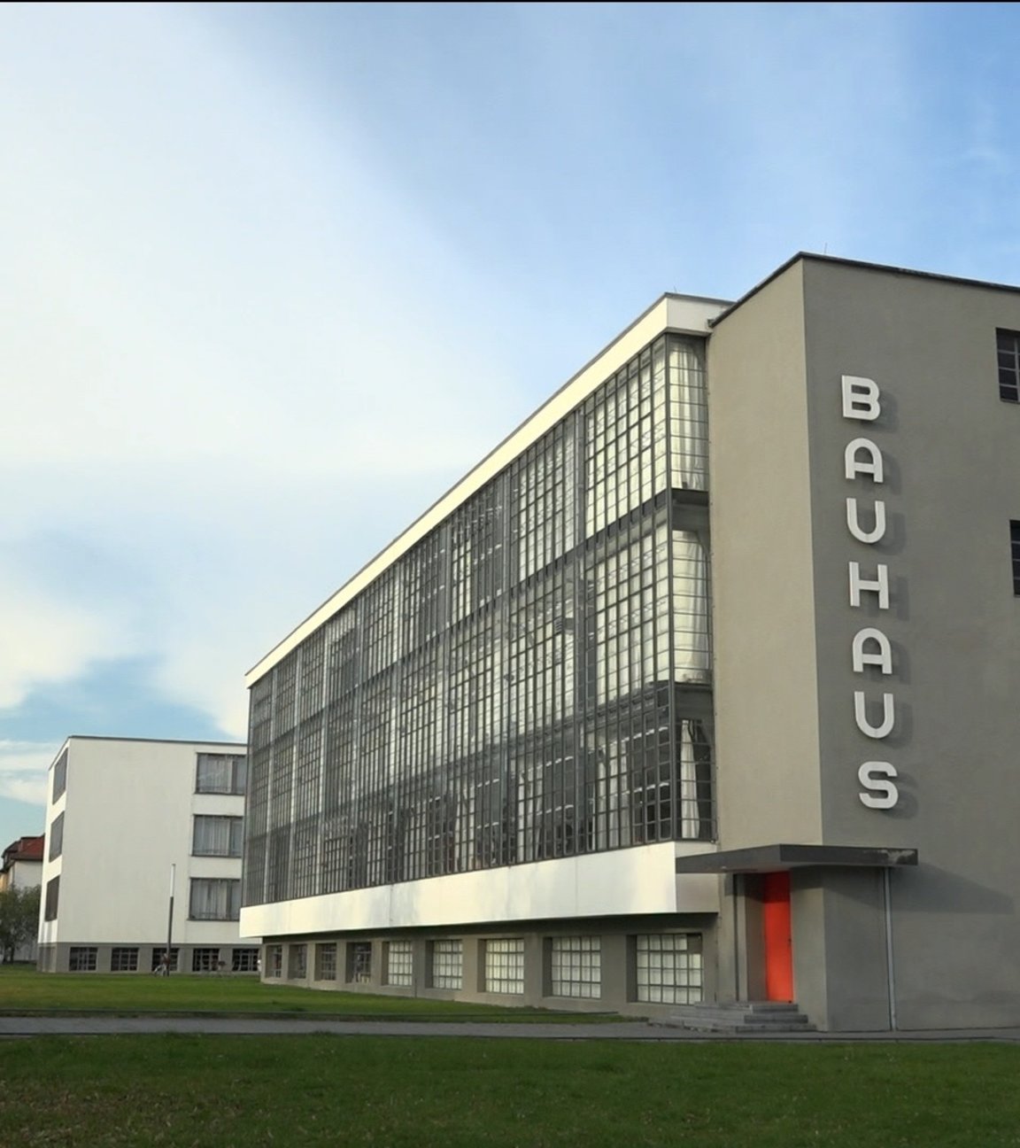 "Die Bauhaus-Revolution: Das berühmte Hauptgebäude des Bauhauses in Dessau. An der Kopfseite senkrechte Schrift: Bauhaus.
