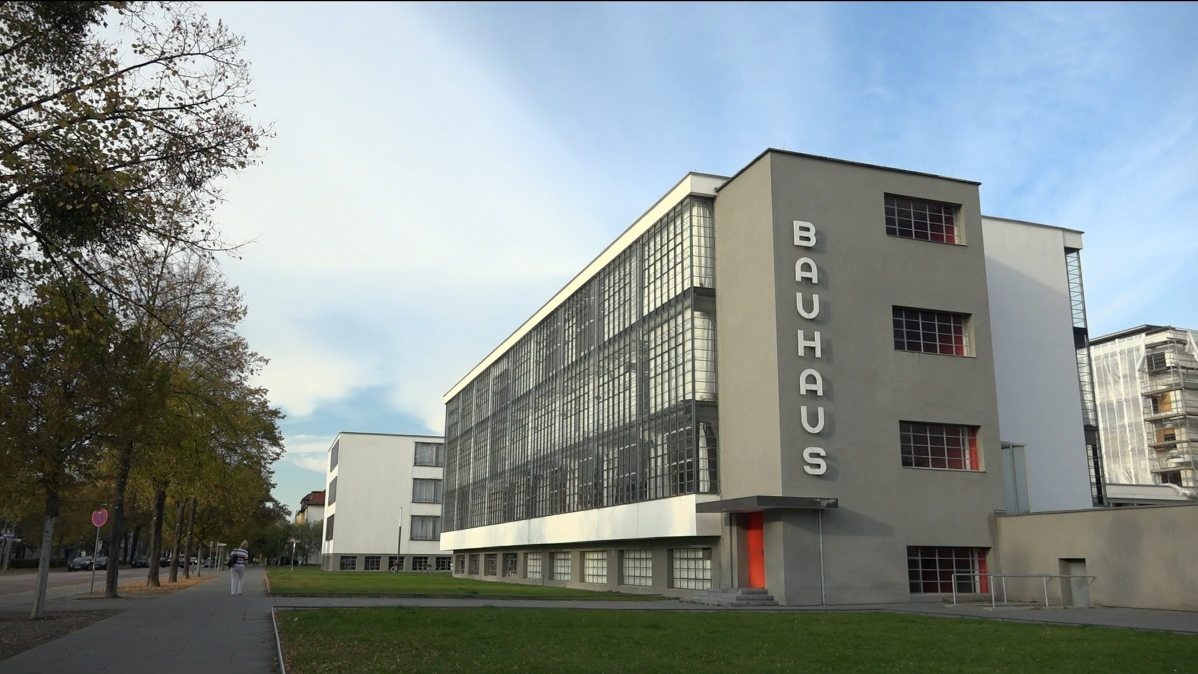 "Die Bauhaus-Revolution: Das berühmte Hauptgebäude des Bauhauses in Dessau. An der Kopfseite senkrechte Schrift: Bauhaus.