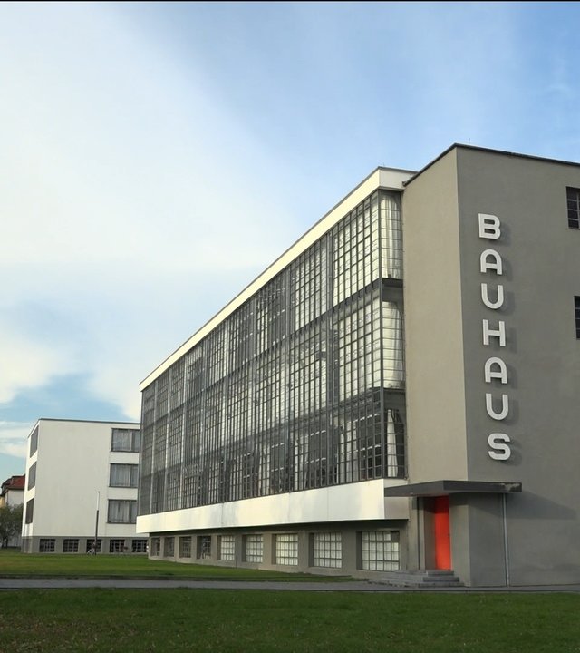 "Die Bauhaus-Revolution: Das berühmte Hauptgebäude des Bauhauses in Dessau. An der Kopfseite senkrechte Schrift: Bauhaus.