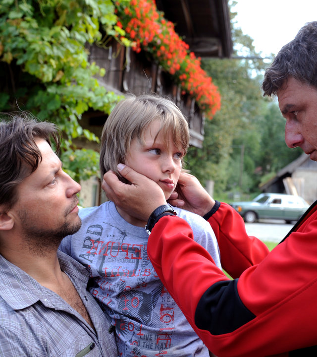 "Der Bergdoktor - Alles oder nichts": Stefan (Patrick Bach) hat seinen Sohn Philipp (Vincent Mauz) auf dem Arm. Neben ihnen steht der Bergdoktor Martin Gruber (Hans Sigl) und schaut sich Philipp an.
