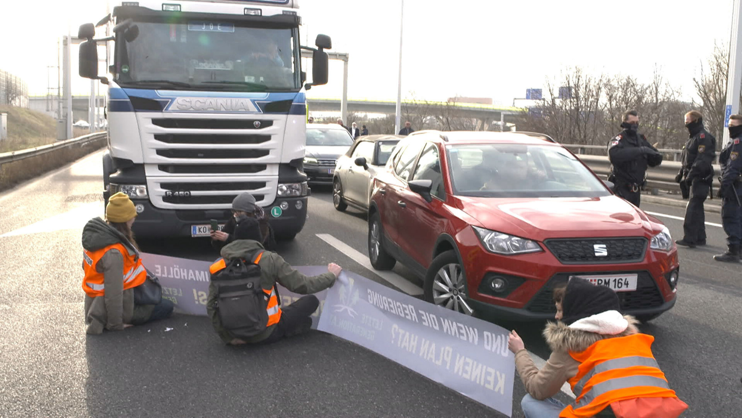 "Leben ohne Auto": Aktivist:innen der „Letzten Generation“ kleben sich auf der Ostautobahn fest. Von der Aktion betroffene Autofahrer:innen haben dafür null Verständnis.
