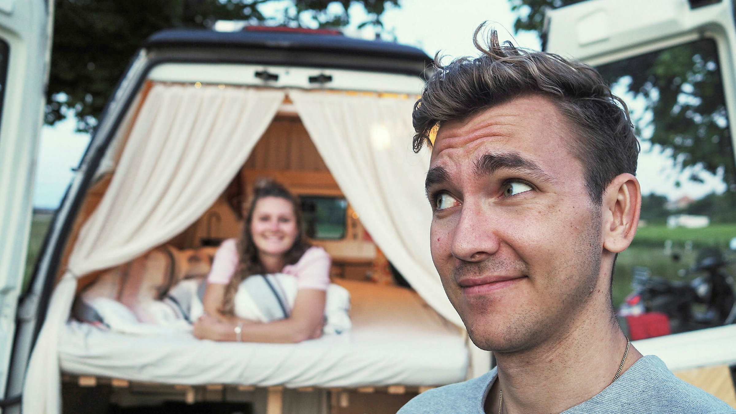 "Hype um Vanlife – Flucht aus dem Hamsterrad?": Livio vor Van mit Domenica.