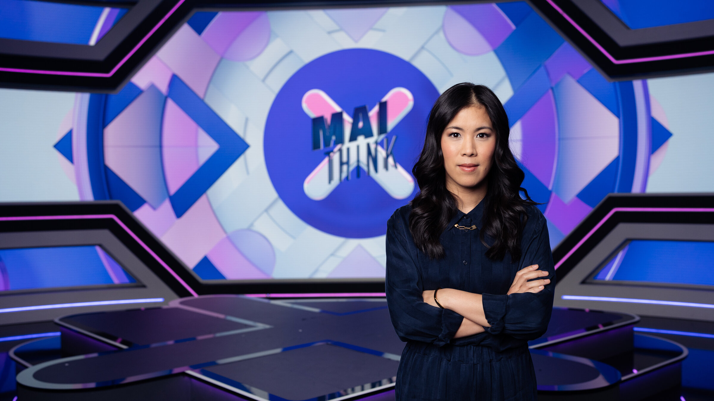 "MAITHINK X - DIE SHOW - 4-Tage-Woche: Wunsch oder Wirklichkeit?": Mai Thi Nguyen-Kim steht mit verschränkten Armen auf der Bühne vor dem Sendungslogo.