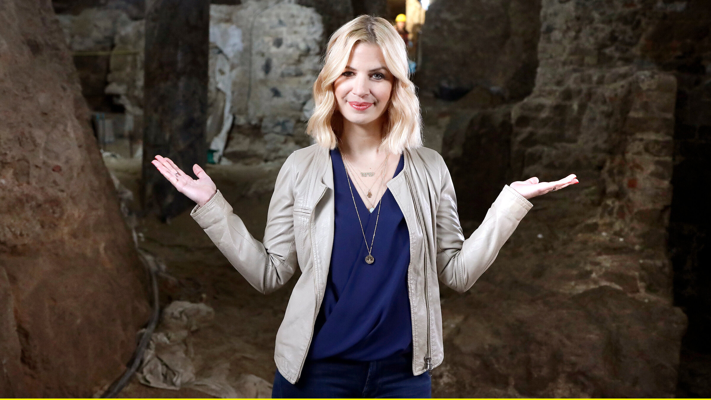 "Schalom und Hallo": Presenterin Susan Sideropoulos im MiQua – LVR-Jüdisches Museum im Archäologischen Quartier Köln.