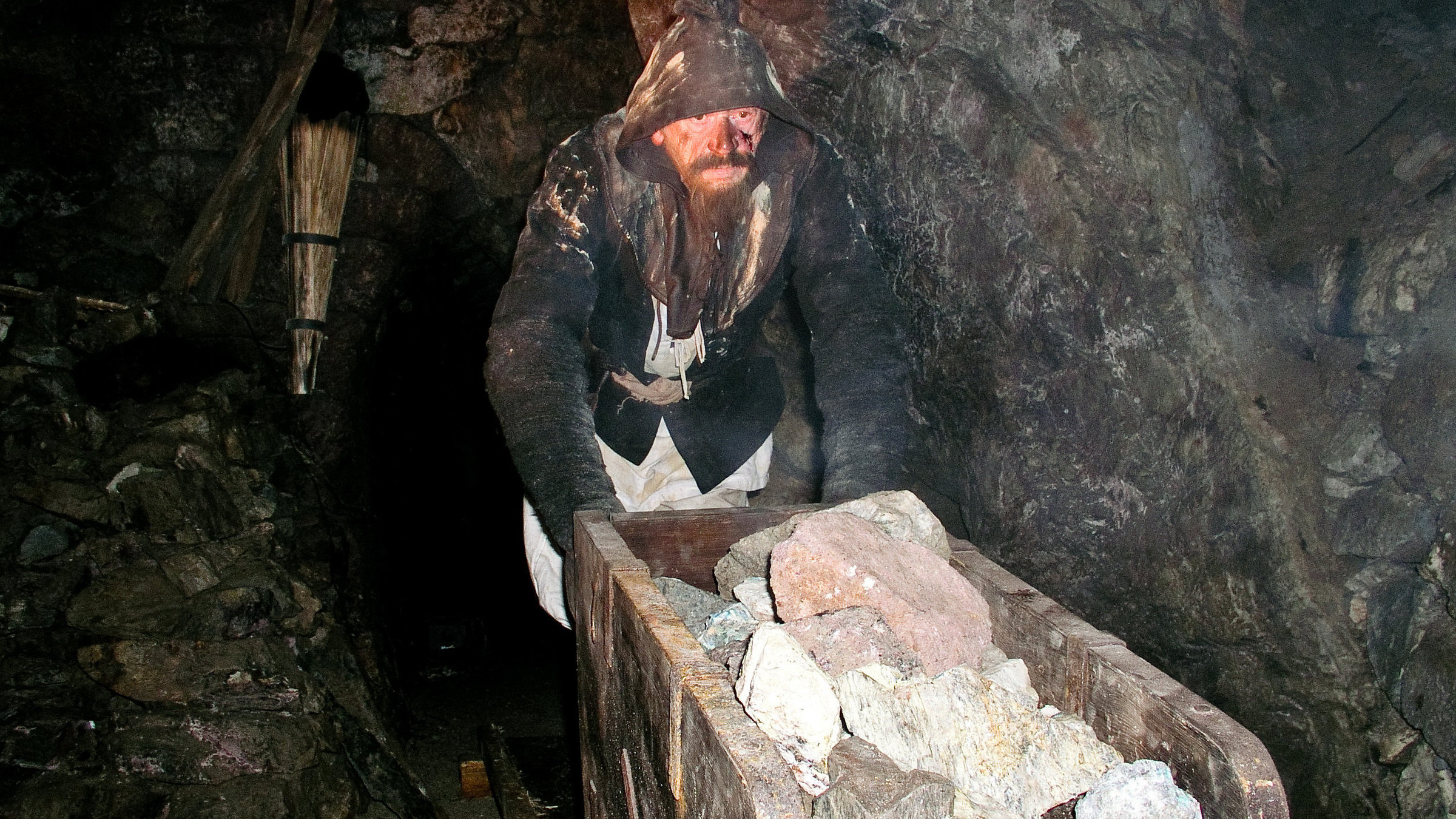 "Der Silberberg": Huntstößer schiebt Erz aus dem Bergwerk.