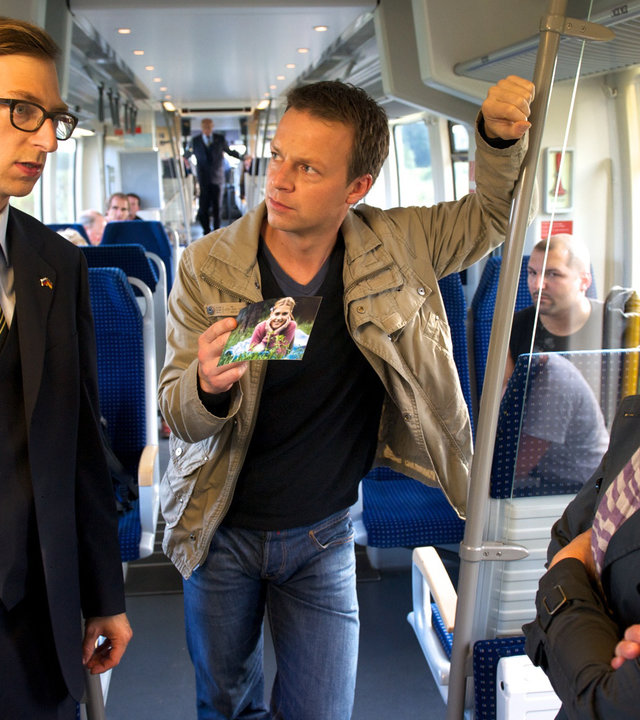 "SOKO Wismar - Nachtzug nach Wismar": In einem fahrenden Zug stehen Zugbegleiter Peter Kleinbauer (Hendrik von Bültzingslöwen), Sven Herzog (Michael Härle) und Katrin Börensen (Claudia Schmutzler) zusammen. Herzog zeigt Kleinbauer ein Foto, das die verstorbene Anna Blume zeigt. Doch Kleinbauer schaut zu Katrin Börensen, die mit verschränkten Armen vor ihm steht.