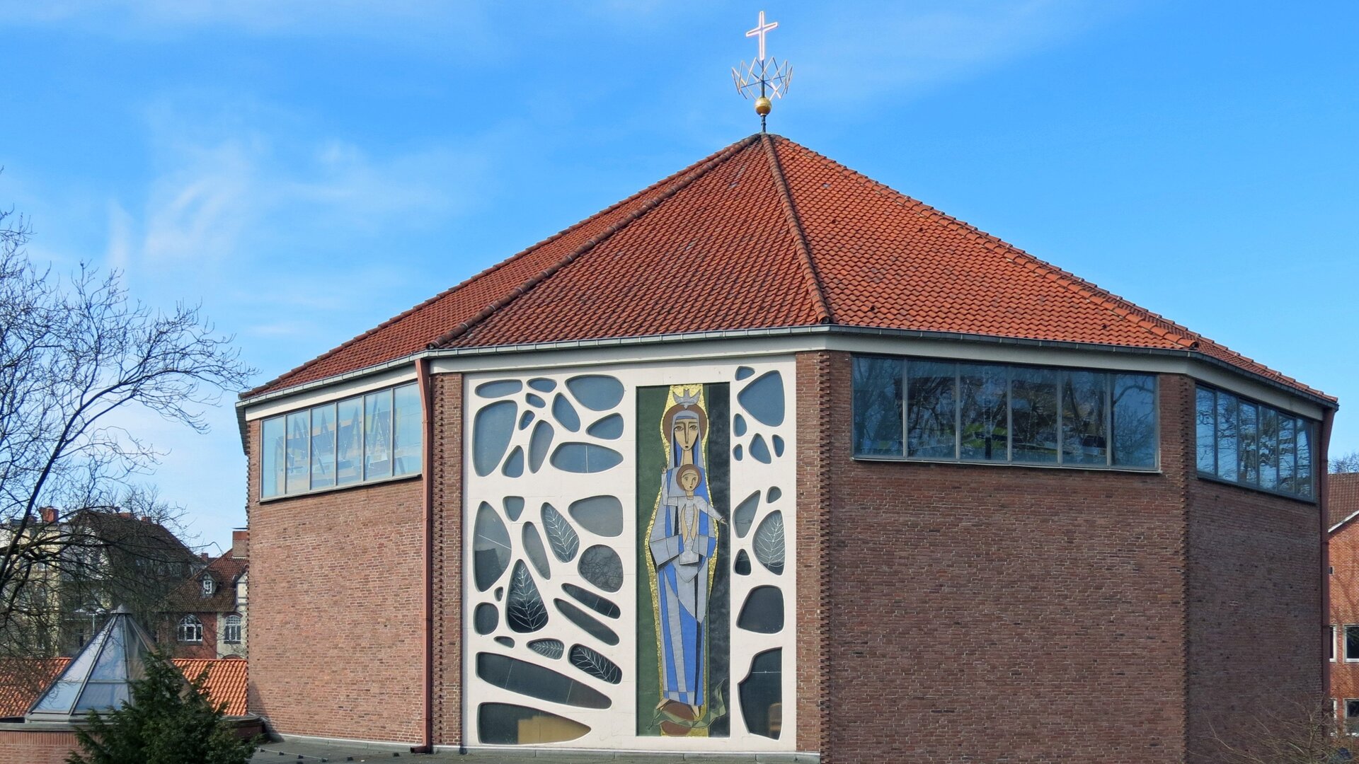 "Katholischer Gottesdienst zum Palmsonntag - Am Ende ist Hoffnung": Außenansicht der Pfarrkirche St. Marien in Lüneburg.