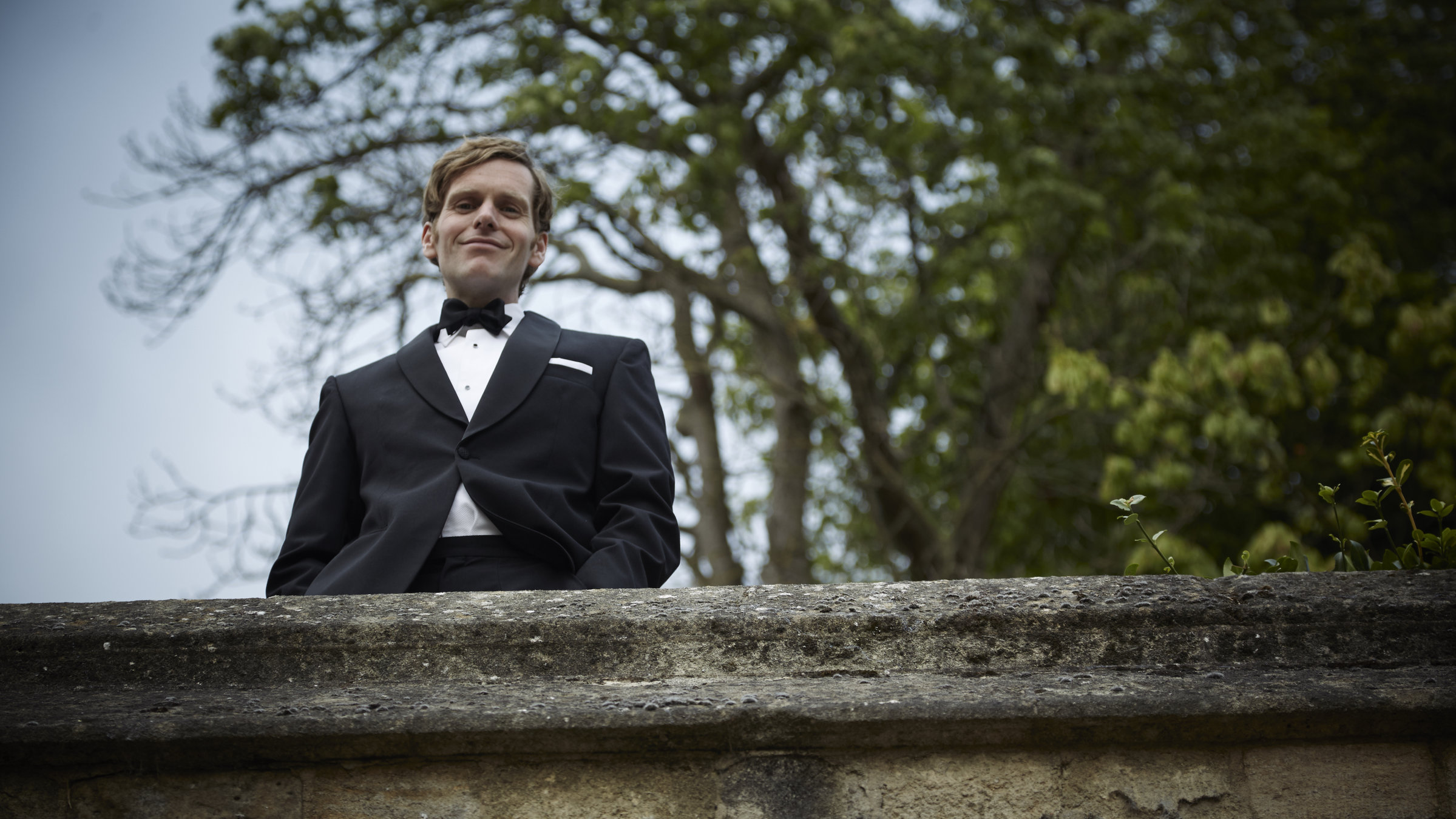 "Der junge Inspektor Morse - Abschied": Außenaufnahme - Endeavour Morse (Shaun Evans) steht an einer steinernen Balustrade und blickt hinunter.
